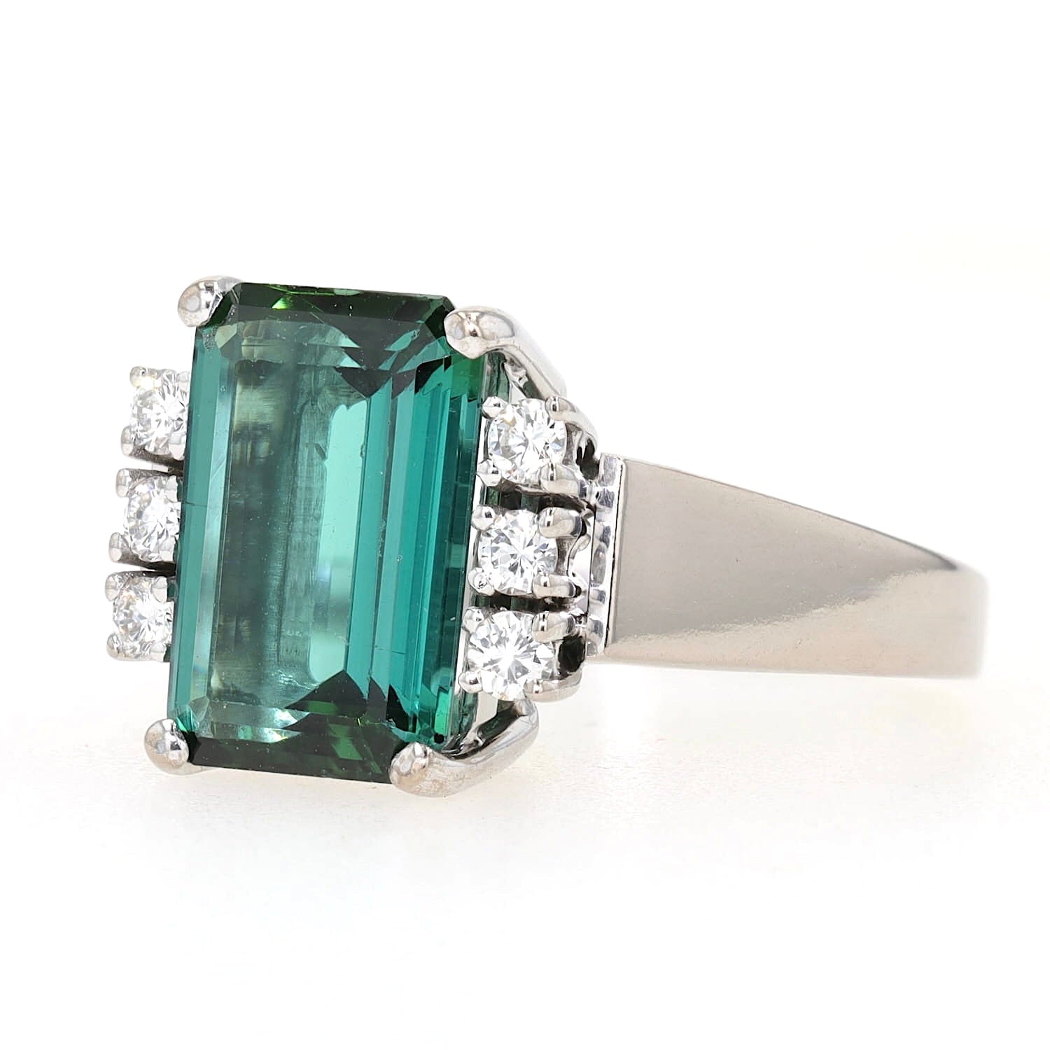 Cocktailring in 585er Weißgold mit einem grünen Turmalin und Brillanten, liegend links gedreht