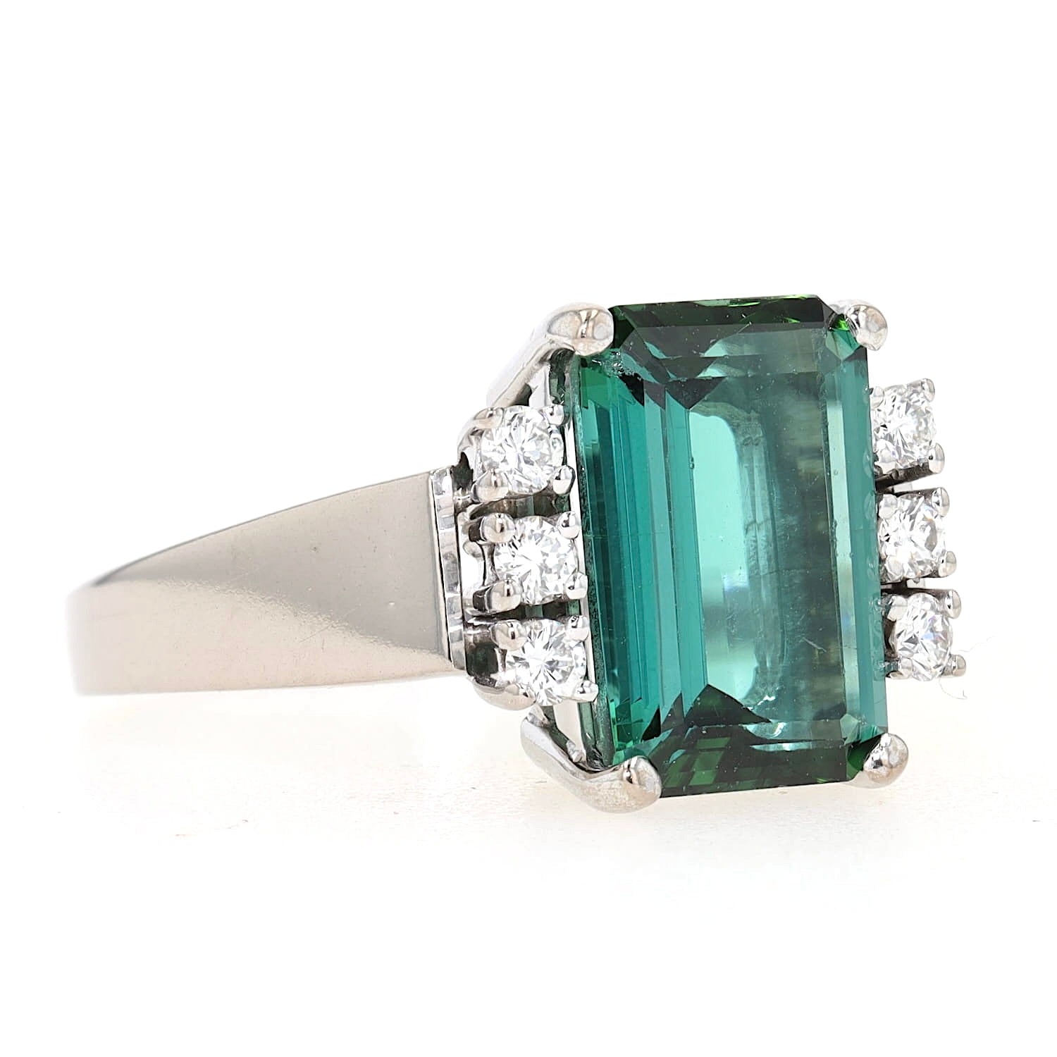 Cocktailring in 585er Weißgold mit einem grünen Turmalin und Brillanten, liegend rechts gedreht