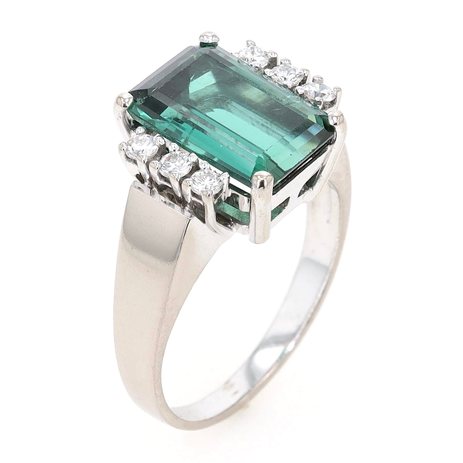 Cocktailring in 585er Weißgold mit einem grünen Turmalin und Brillanten, stehend seitliche Draufsicht