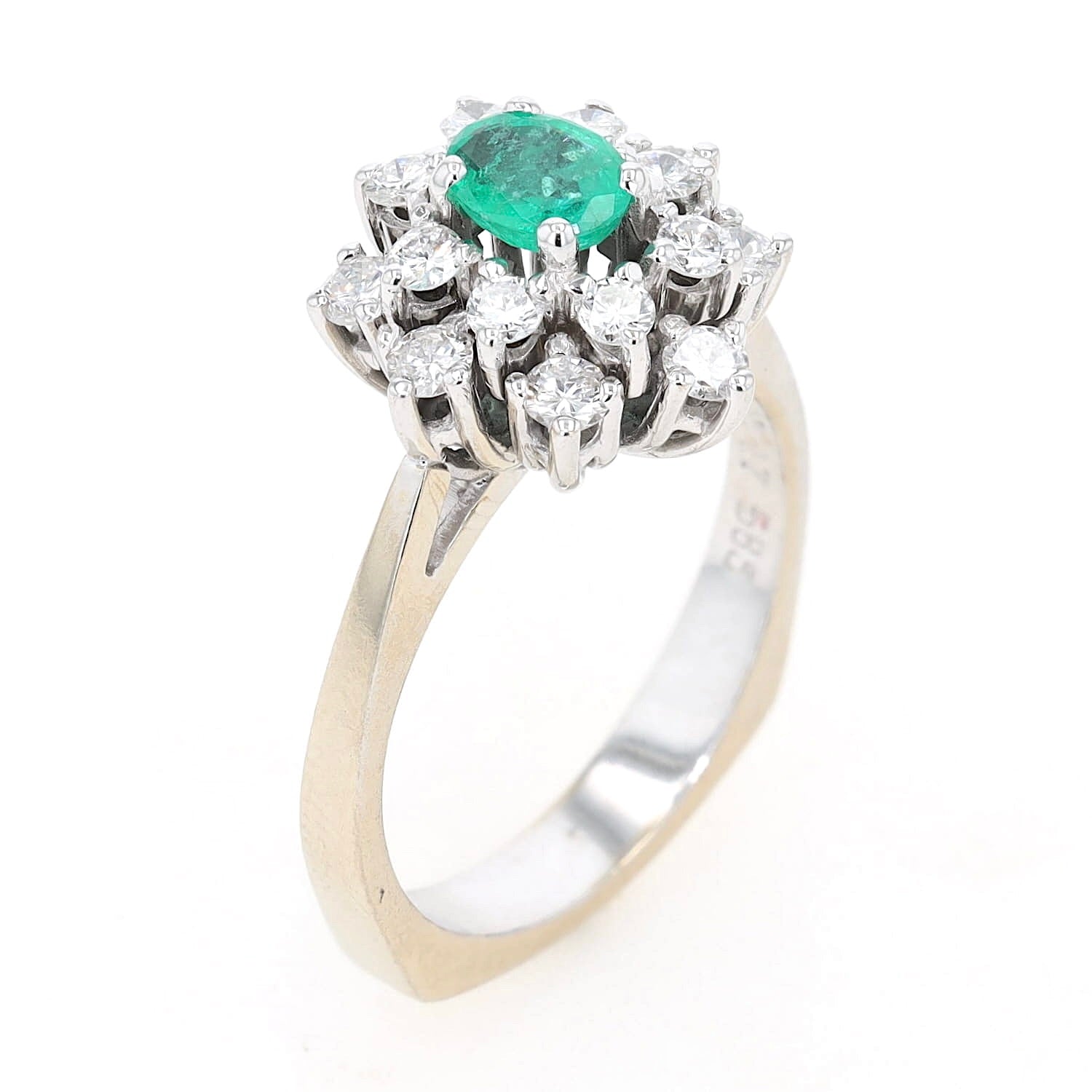 Cocktailring in 585er Weiß- leicht Gelbgold mit einem Smaragd und Brillanten, stehend