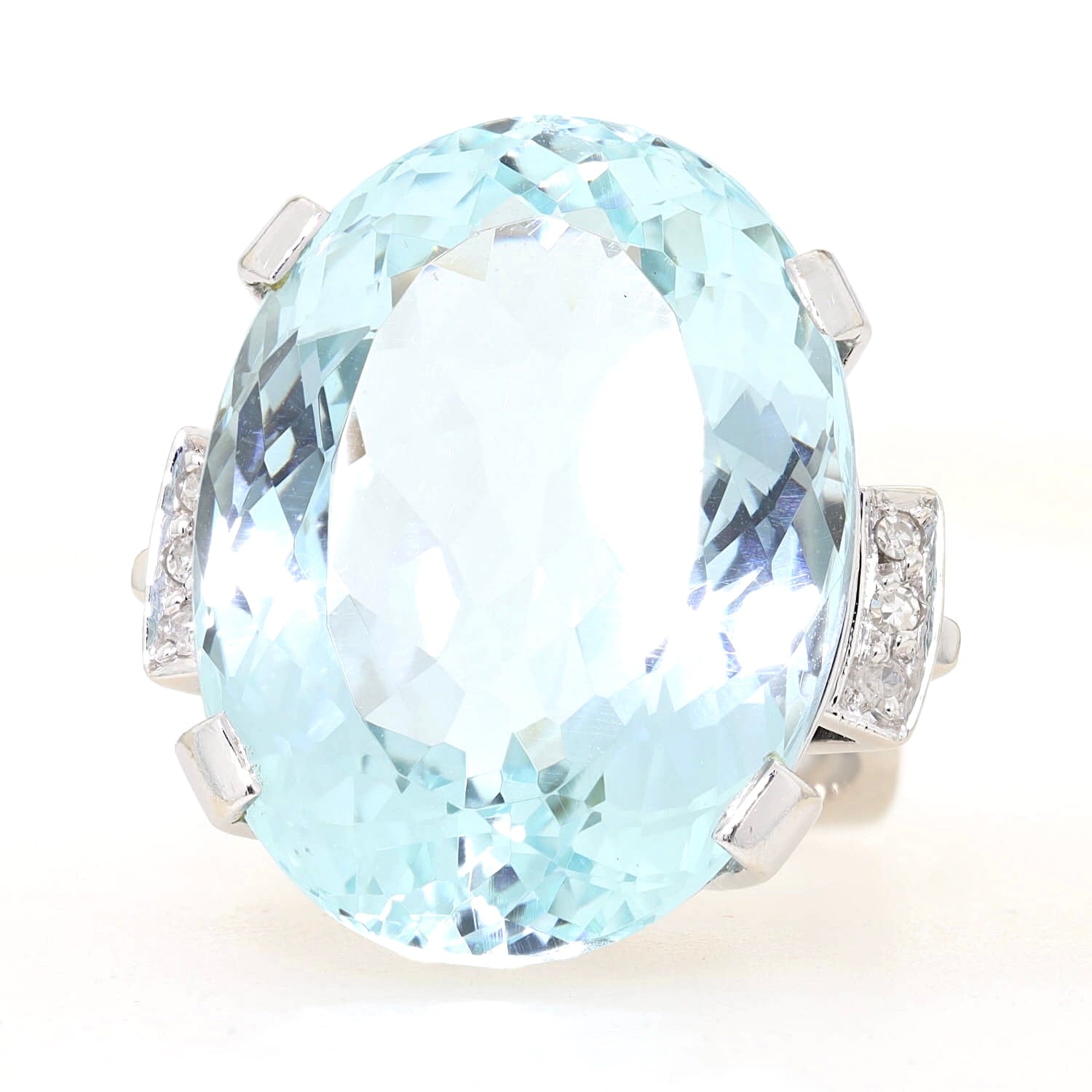 Ring in 585er Weißgold mit einem großen Aquamarin ca. 28 ct und Diamanten, liegend frontal