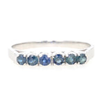 Ring in 585er Weißgold mit blauen Saphiren, liegend frontal