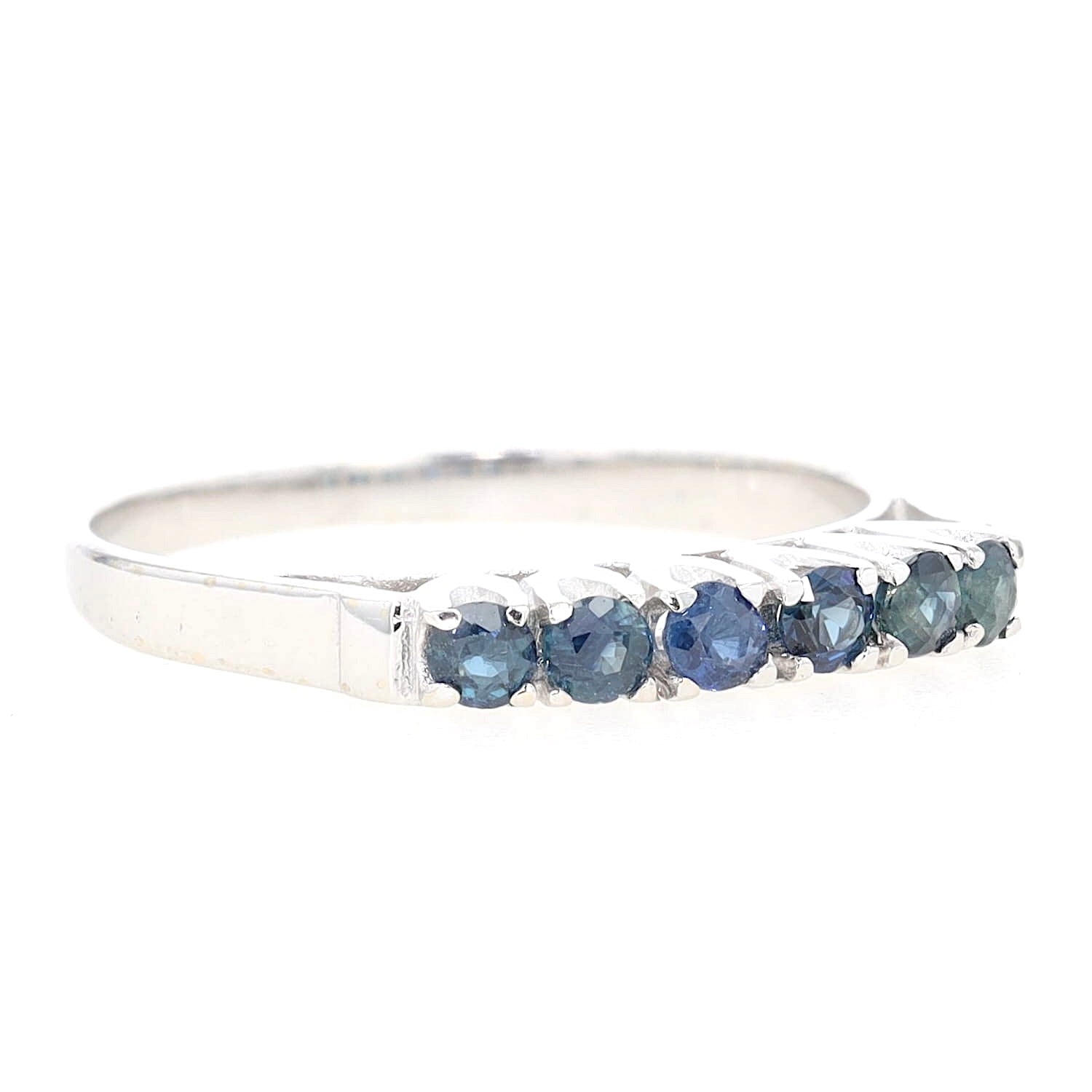 Ring in 585er Weißgold mit blauen Saphiren, liegend rechts gedreht