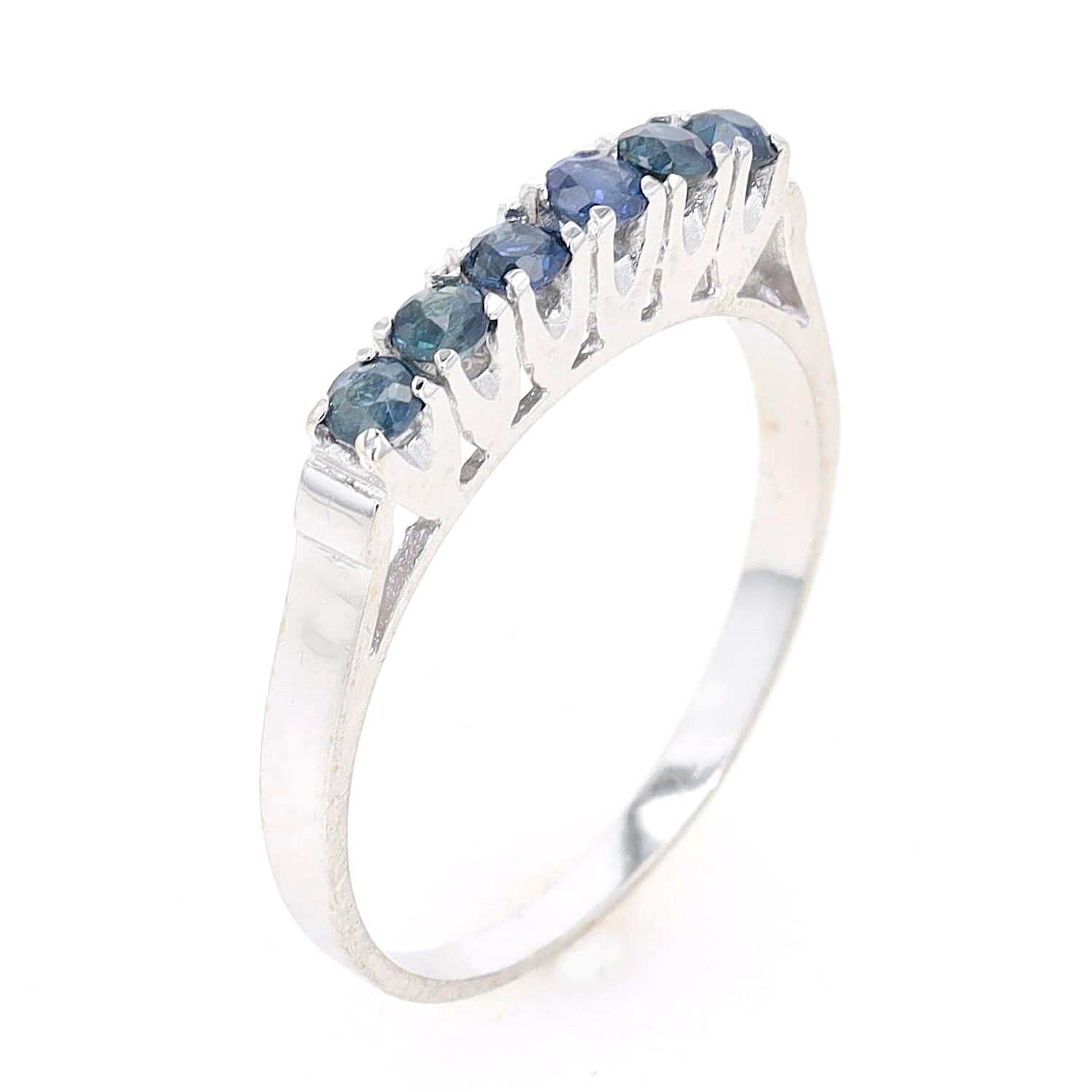 Ring in 585er Weißgold mit blauen Saphiren, stehend