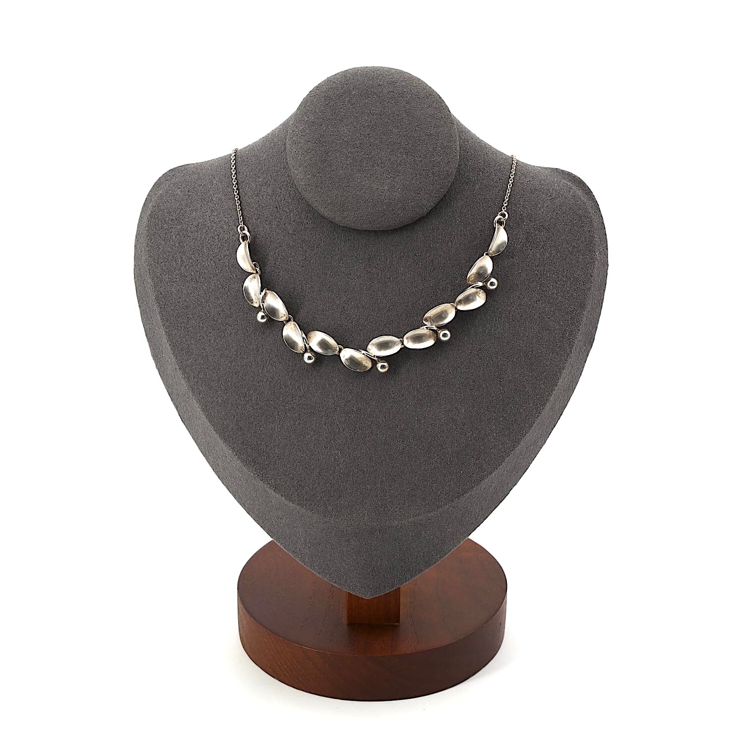 Collier in 835er Silber, an einer dunklen Büste