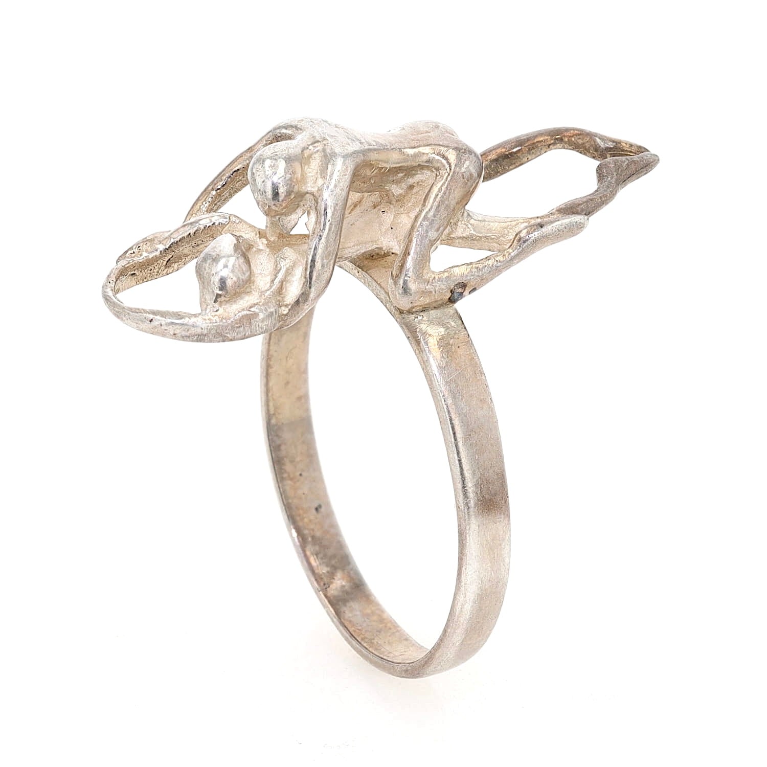 Kamasutra Ring in 925er Silber, stehend seitlich leicht links gedreht