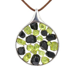 Großer Anhänger in 925 Silber mit Trommelsteinen aus Peridots unrund schwarzen Jadeiten, hängend frontal