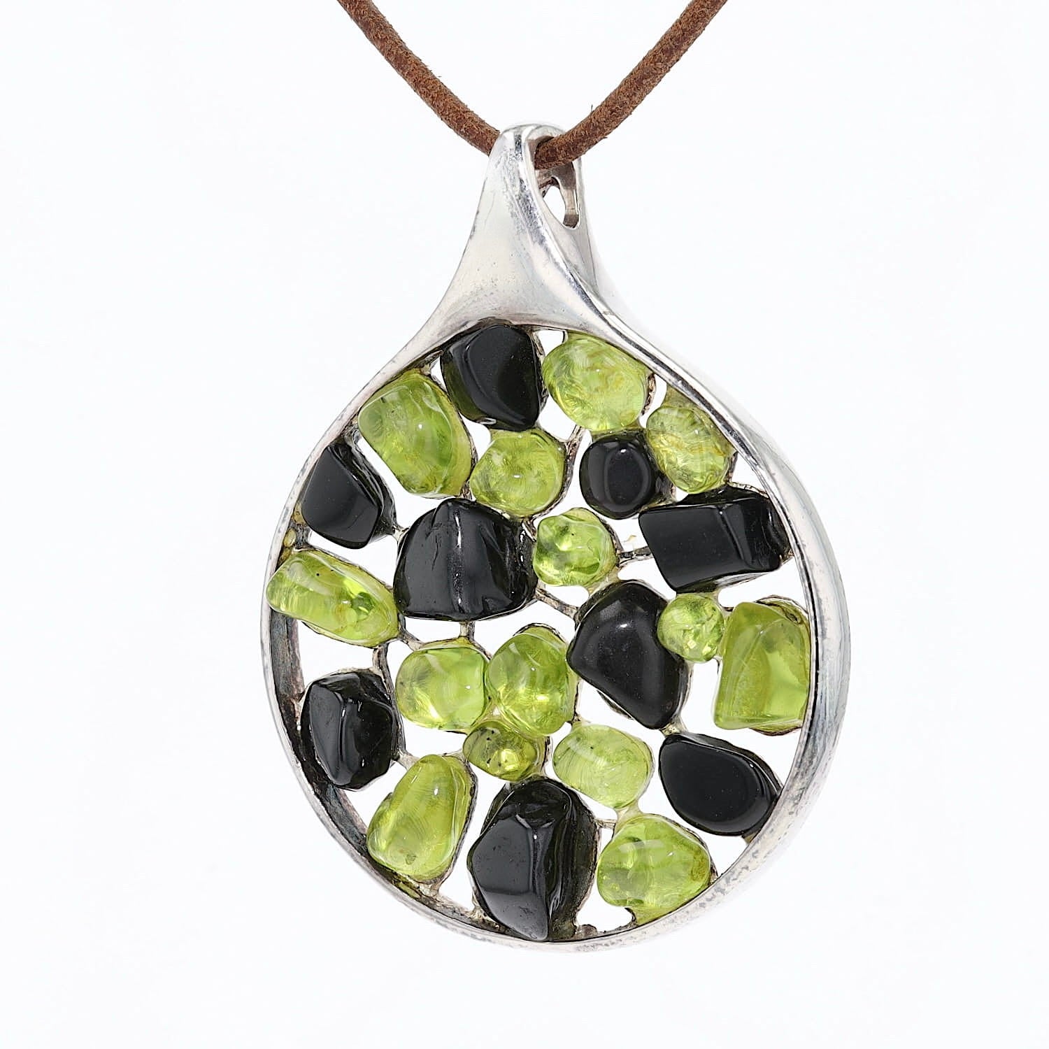 Großer Anhänger in 925 Silber mit Trommelsteinen aus Peridots unrund schwarzen Jadeiten, hängend links gedreht