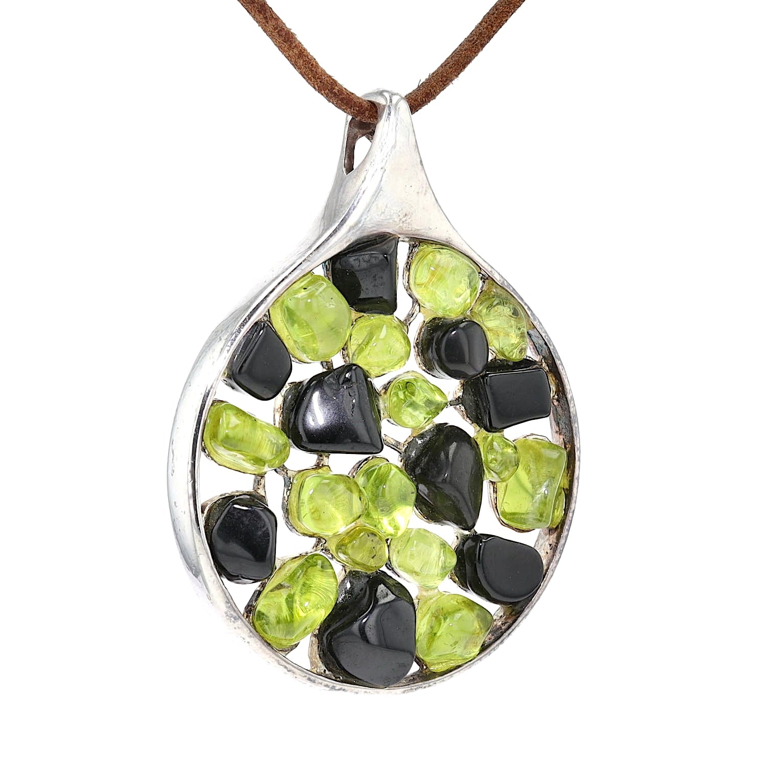 Großer Anhänger in 925 Silber mit Trommelsteinen aus Peridots unrund schwarzen Jadeiten, hängend rechts gedreht