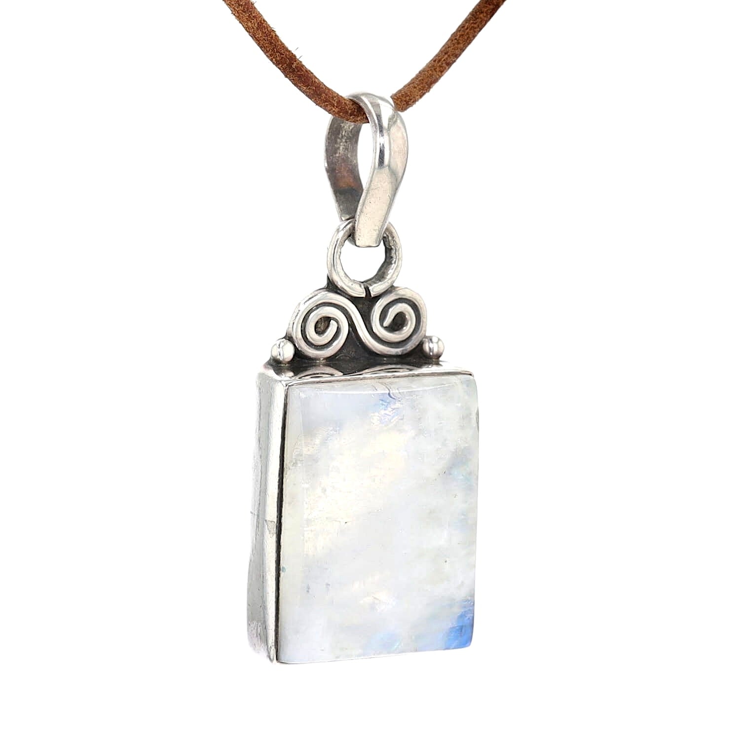 Pendant in 925 silver with a moonstone, turned lying on the right