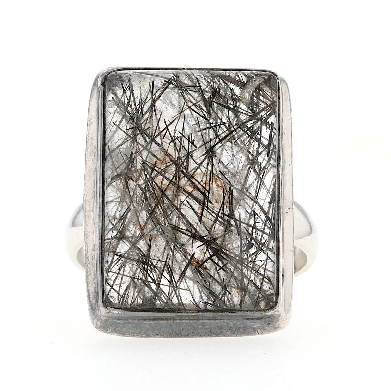 Ring in 925er Silber mit einem Bergkristall mit Turmalin-Nadeln, liegend frontal