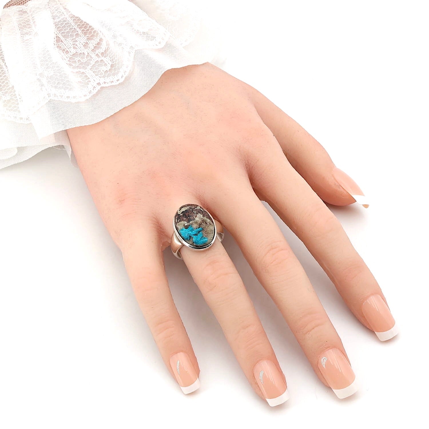 Ring in 925er Silber mit  Cavansit-Kristalle auf Matrix, an einer künstlichen Hand