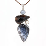 Großer Anhänger in 925er Silber mit einem Rauchquarz, Calzit, Zuchtperlenhälfte, Baumstein, hängend frontal