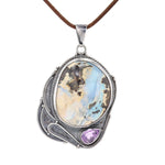Großer Anhänger in 950er Silber mit einem Opal auf Muttergestein und einem Amethyst, hängend frontal