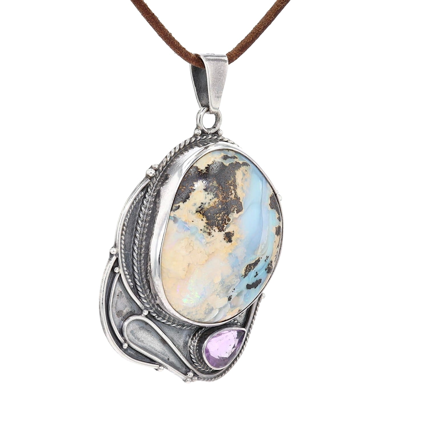 Großer Anhänger in 950er Silber mit einem Opal auf Muttergestein und einem Amethyst, hängend leicht links gedreht