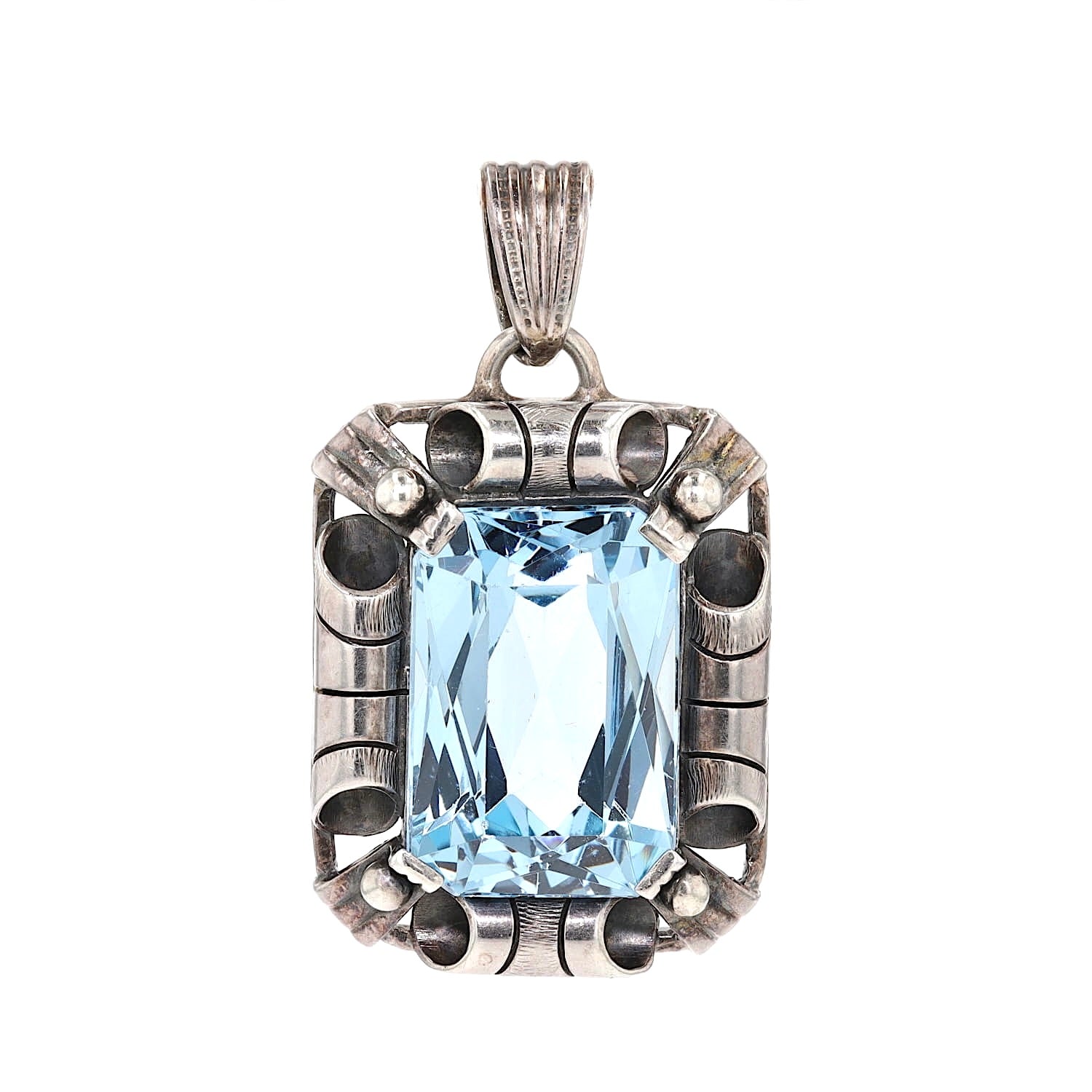 Art Déco Anhänger in Silber mit einem blauen synthetischen Spinell, hängend frontal