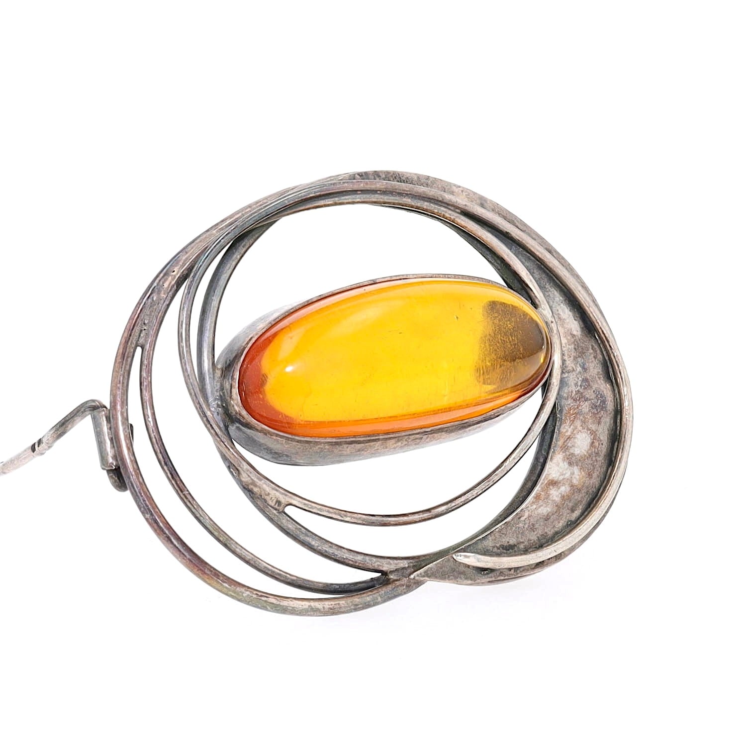 Brosche in 925er Silber mit einem Bernstein stehend frontal rechts gedreht