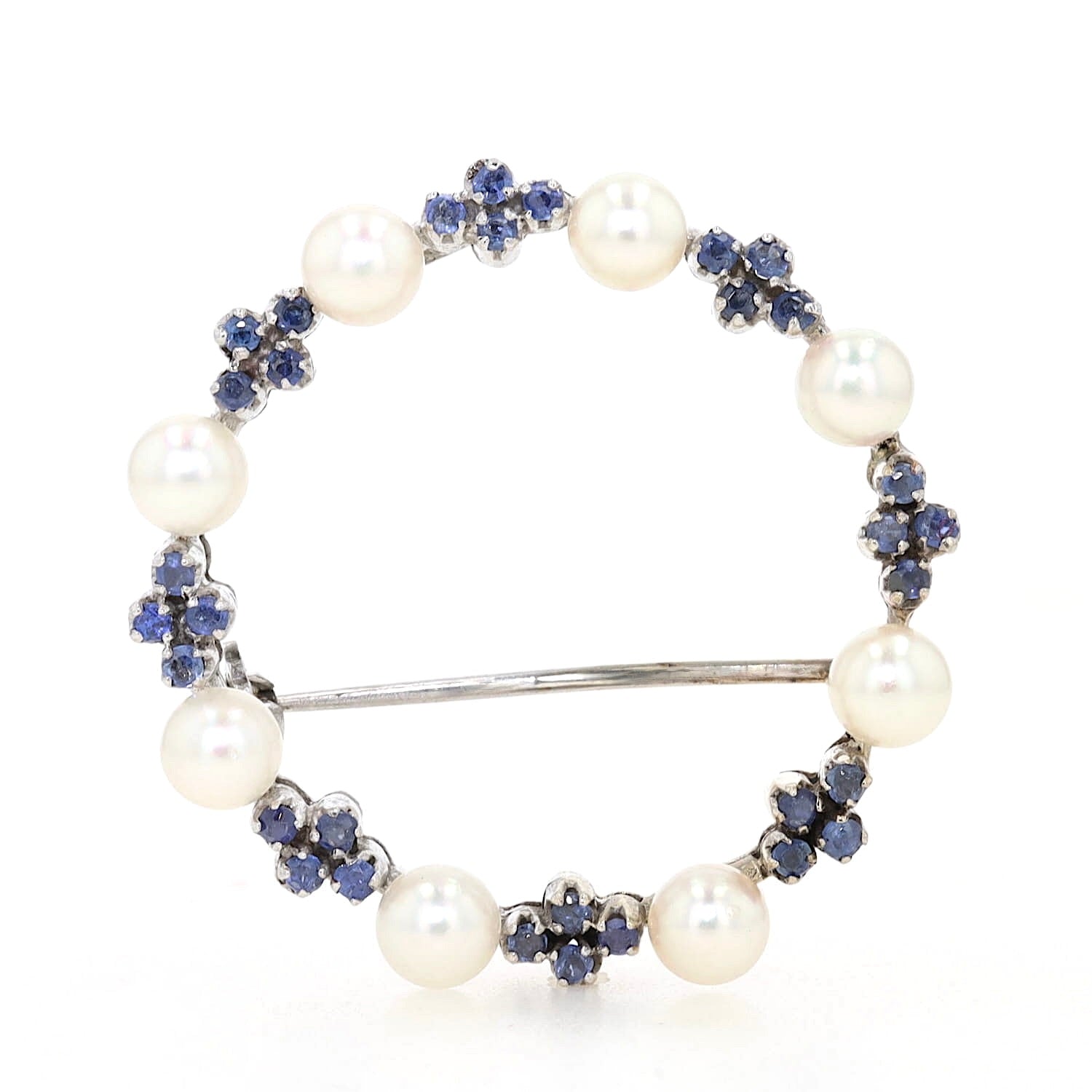 brooch in 585 white gold with cultured pearls and blue sapphires, standing frontally