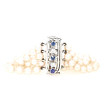 Armband aus 4 Reihen Zuchtperlen mit einem Schloß aus 585er Weißgold mit Saphiren und Brillanten, liegend etwas zusammen geschoben mit Sclhoß frontal