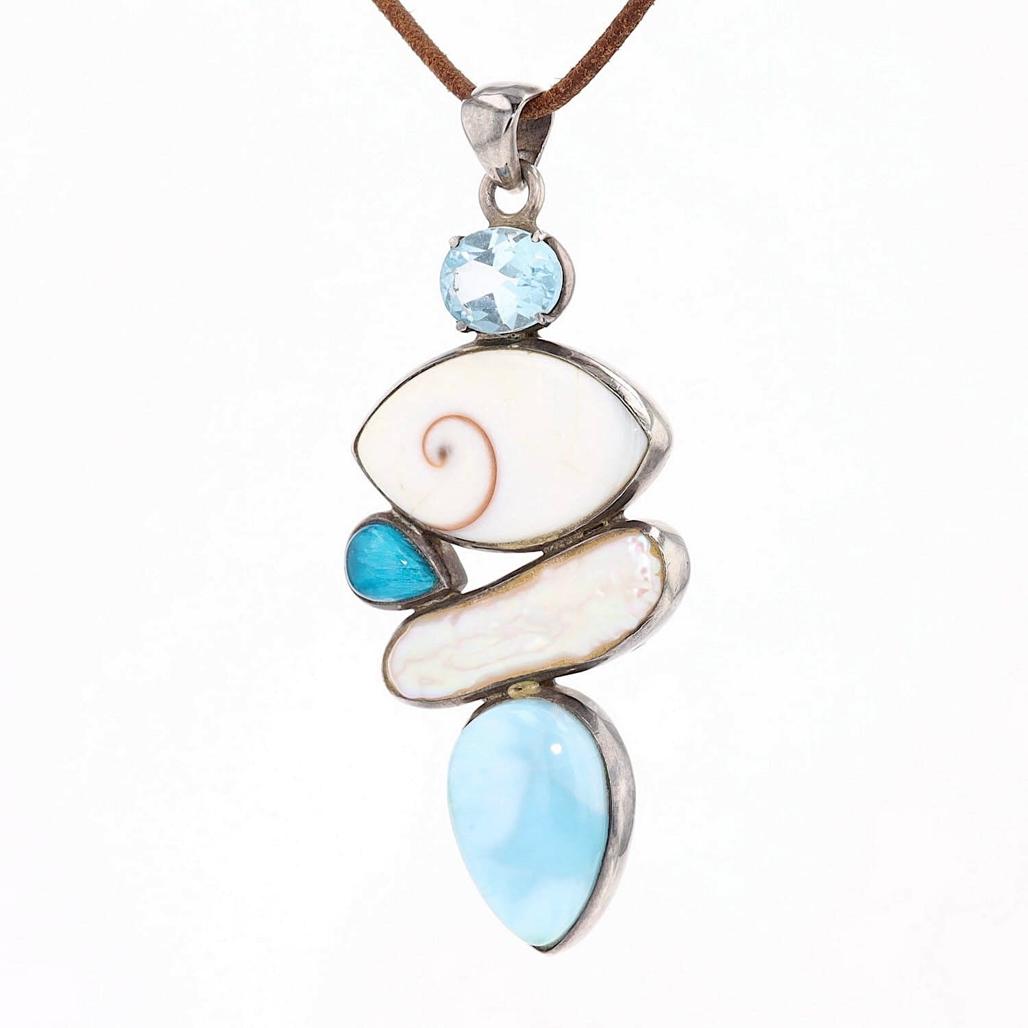 Anhänger in 925er Silber mit einer Muschel, 1 Topas, 1 Cavansit, 1 Zuchtperle, 1 Fluorit, hängend links gedreht