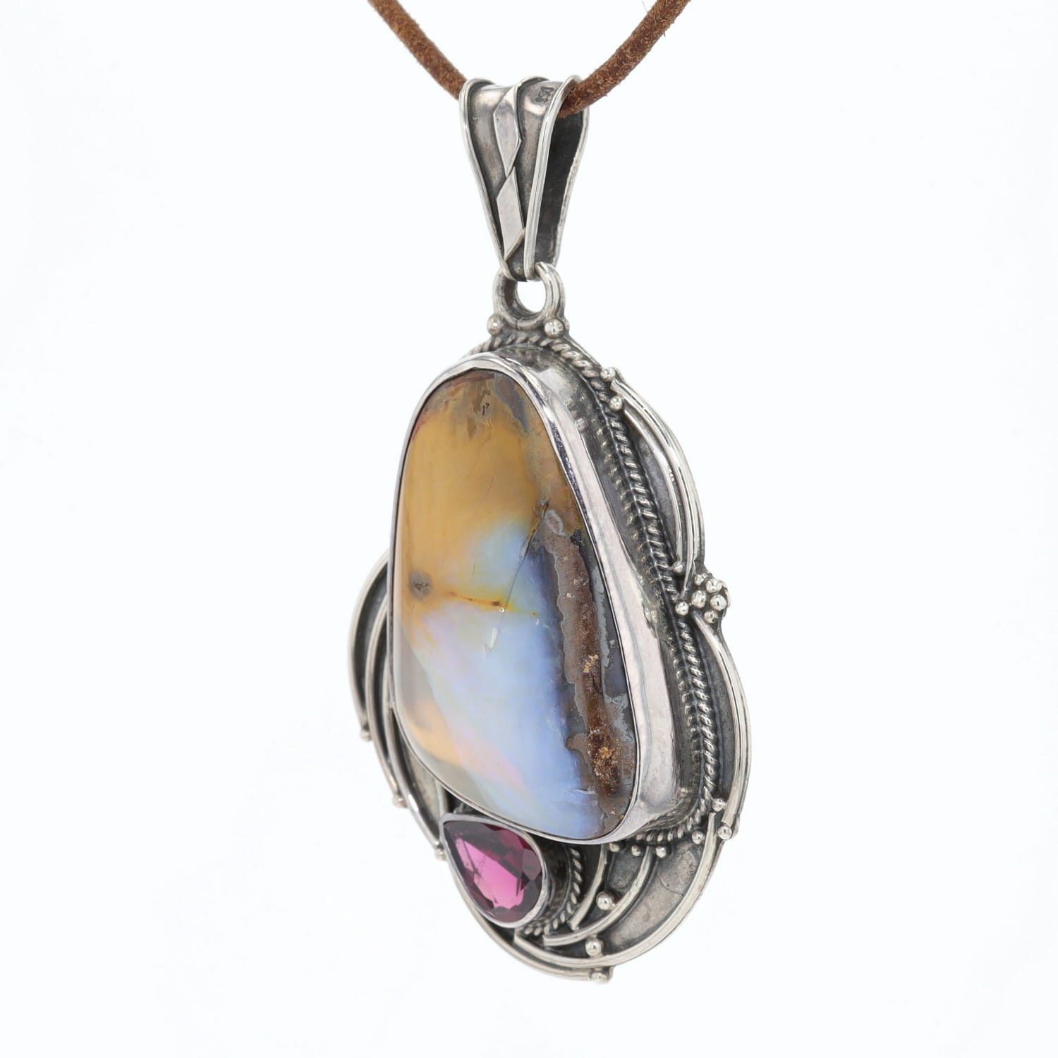 Anhänger in 925er Silber mit einem Matrixopal und einem Granat, hängend links gedreht