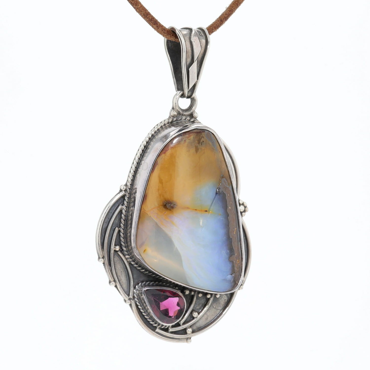 Anhänger in 925er Silber mit einem Matrixopal und einem Granat, hängend rechts gedreht