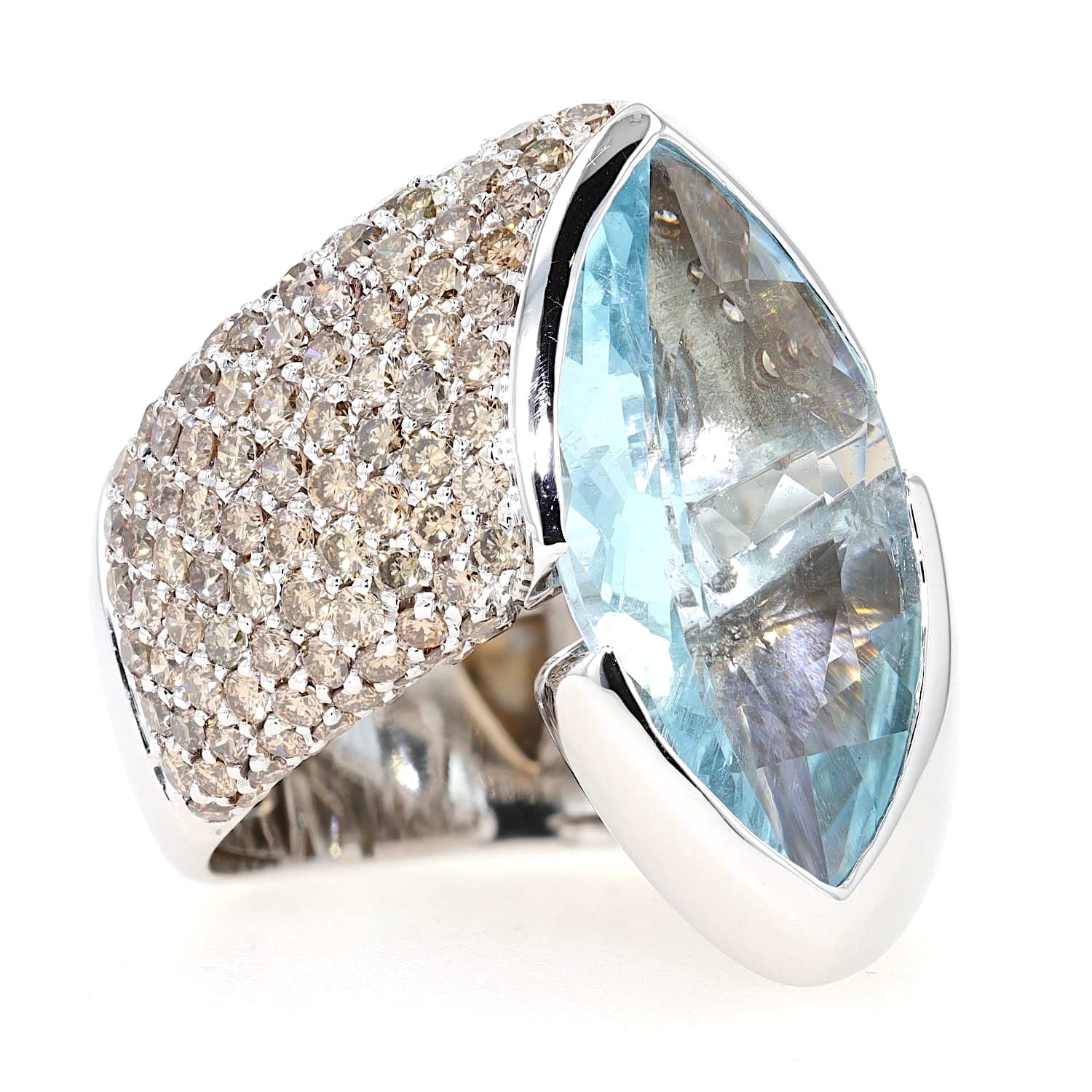 Wempe Ring in 750er Weißgold mit einem Aquamarin ca. 10,8 ct  und ca. 2,8 ct champagnerfarbene Brillanten , liegend rechts gedreht