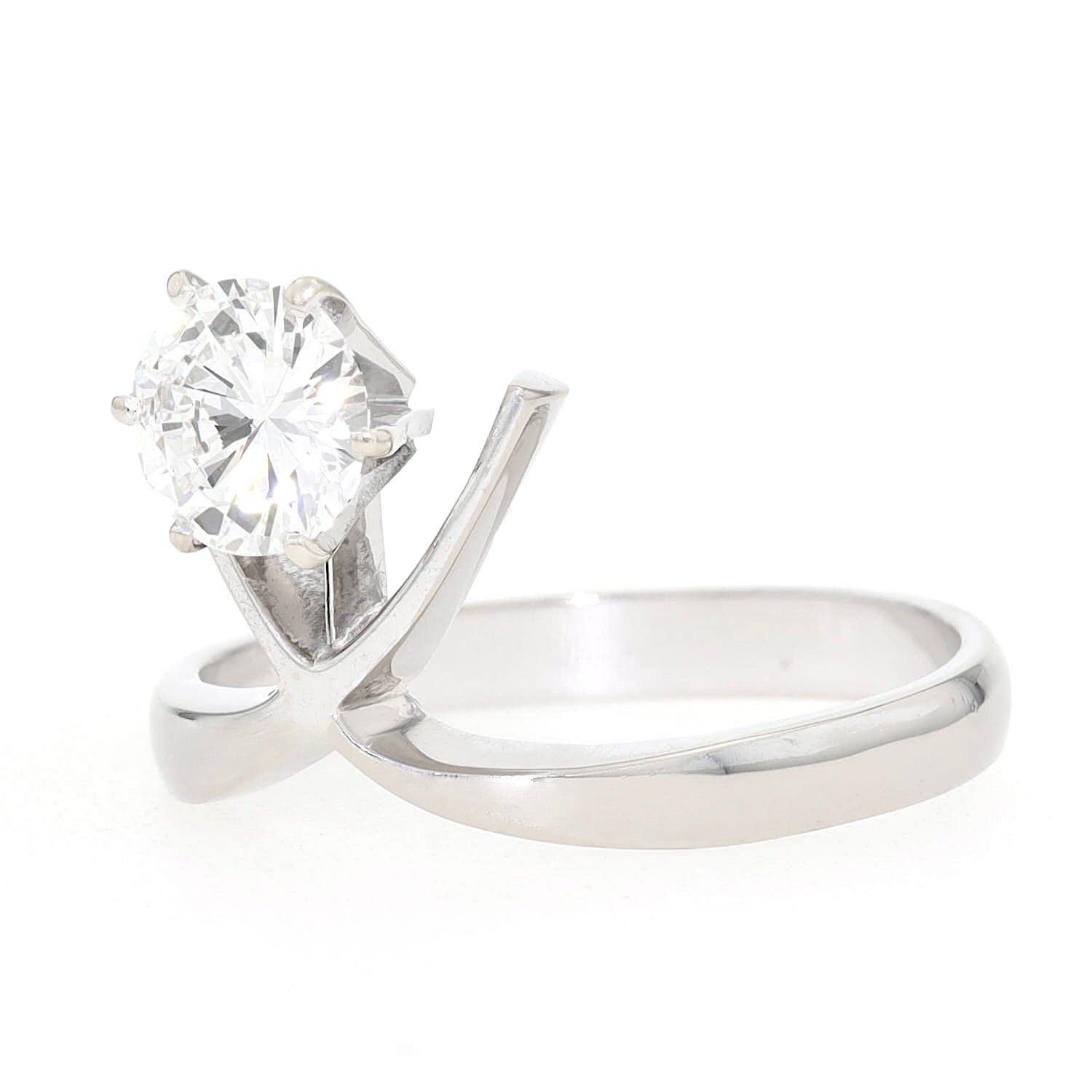 Ring in 585er Weißgold mit einem Brillanten ca. 0,90 ct, liegend frontal von vorne leicht links gedreht