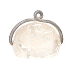 Vintage Anhänger Bergkristall mit Gravuren und einer Fassung aus Silber, auf hellem Grund 1. Gravur