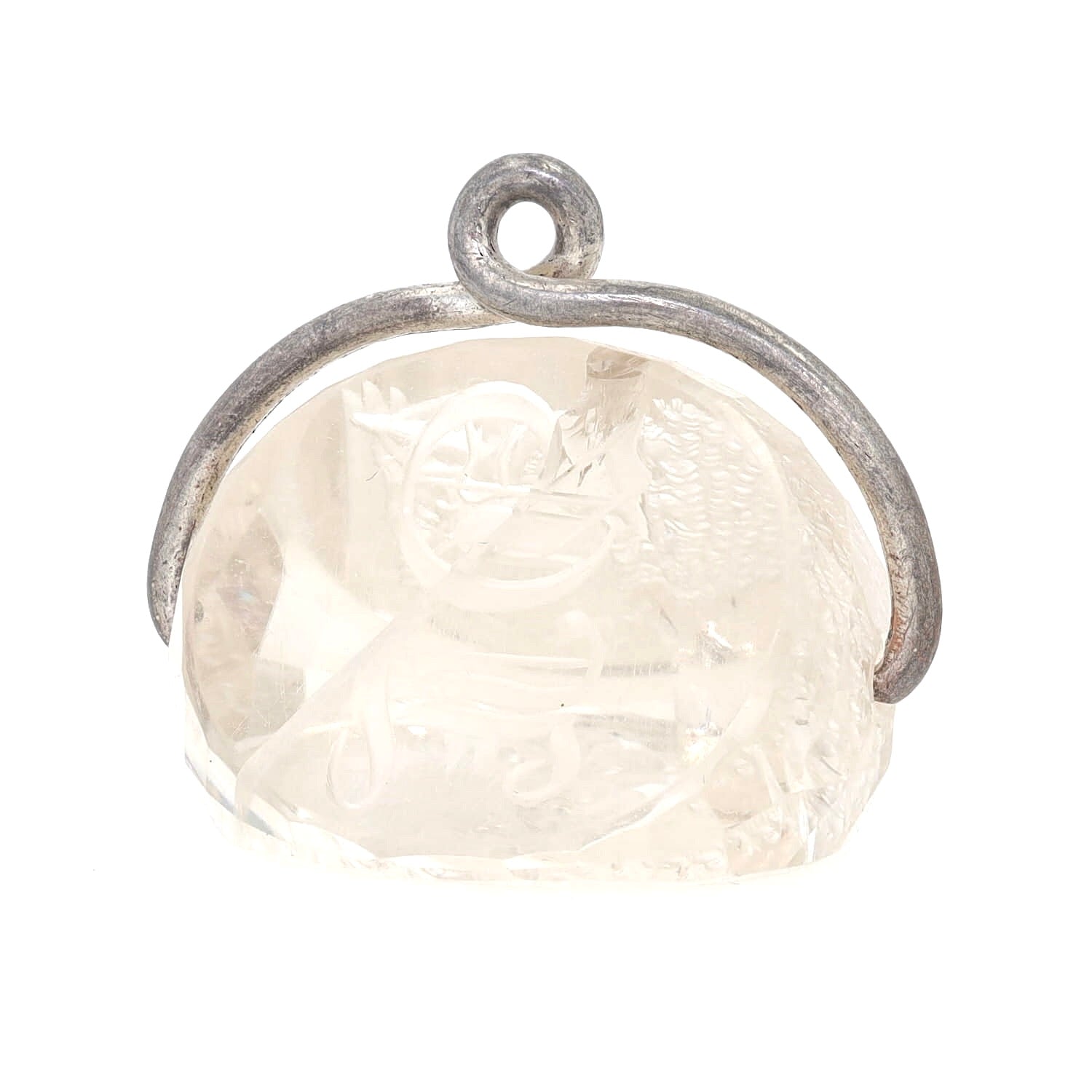 Vintage Anhänger Bergkristall mit Gravuren und einer Fassung aus Silber auf hellem Grund 3. Gravur