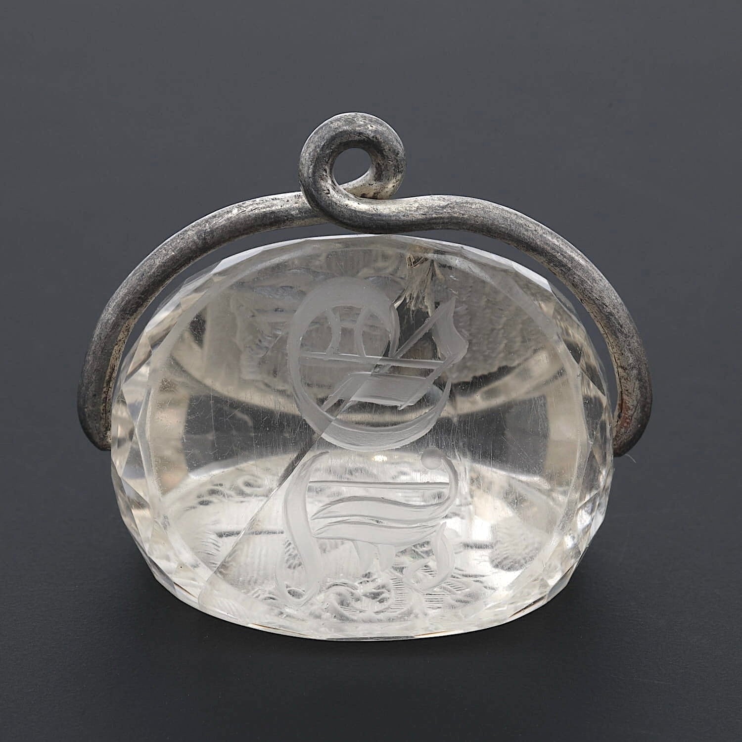 Vintage Anhänger Bergkristall mit Gravuren und einer Fassung aus Silber, auf dunklem Grund 1. Gravur  