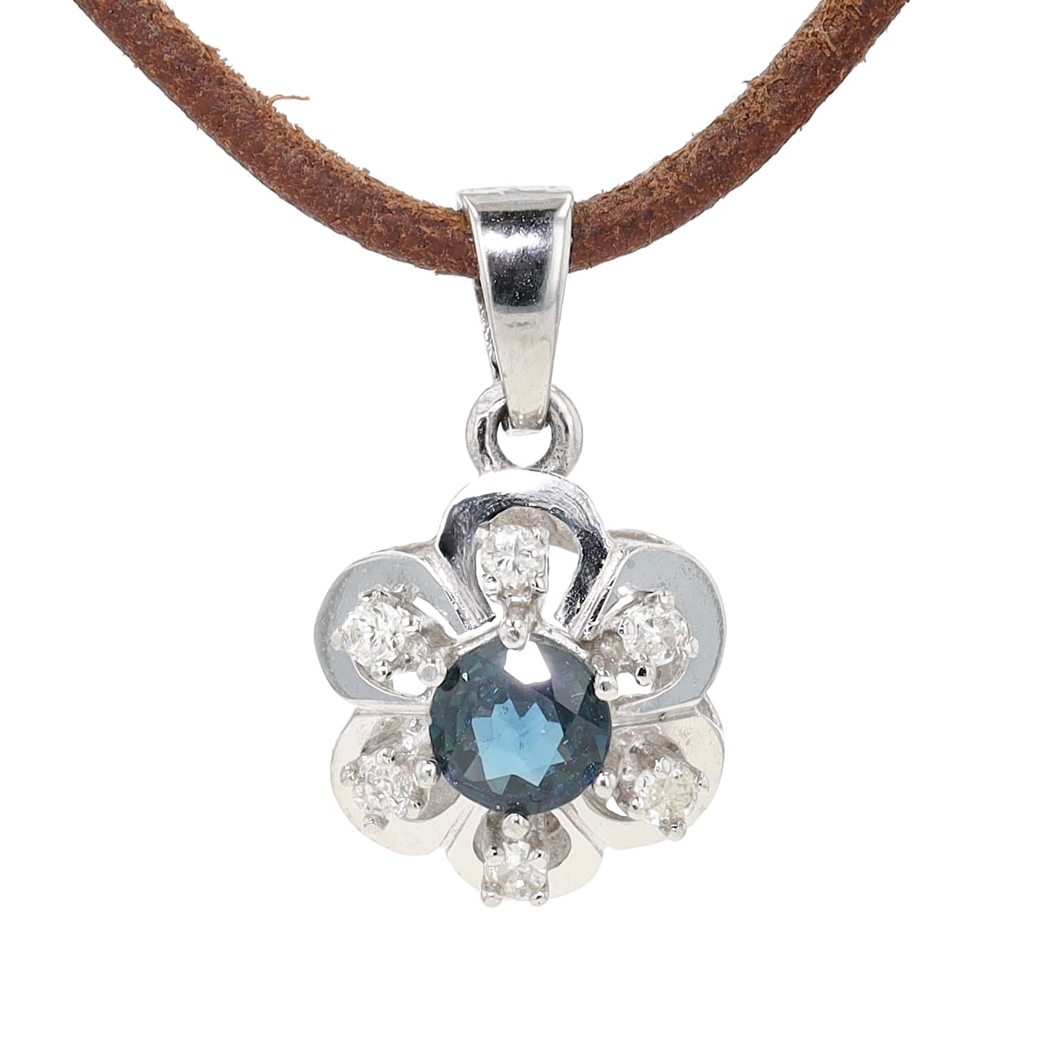 Anhänger in 585er Weißgold mit einem blauen Saphir und Brillanten, hängend frontal von vorne