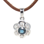 Anhänger in 585er Weißgold mit einem blauen Saphir und Brillanten, hängend frontal von vorne