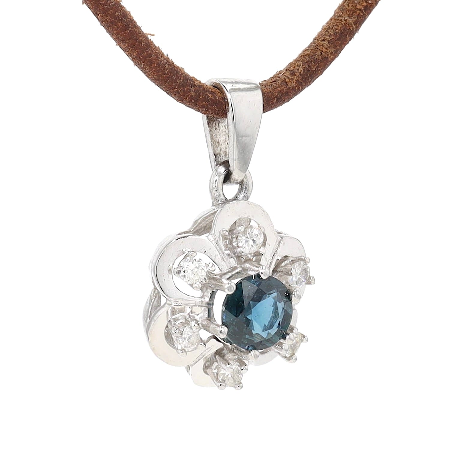 Anhänger in 585er Weißgold mit einem blauen Saphir und Brillanten, hängend frontal von vorne leicht links gedreht