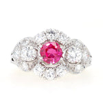 Ring in 750er Weißgold mit einem Rubin und 1,1 ct Brillanten, liegend frontal