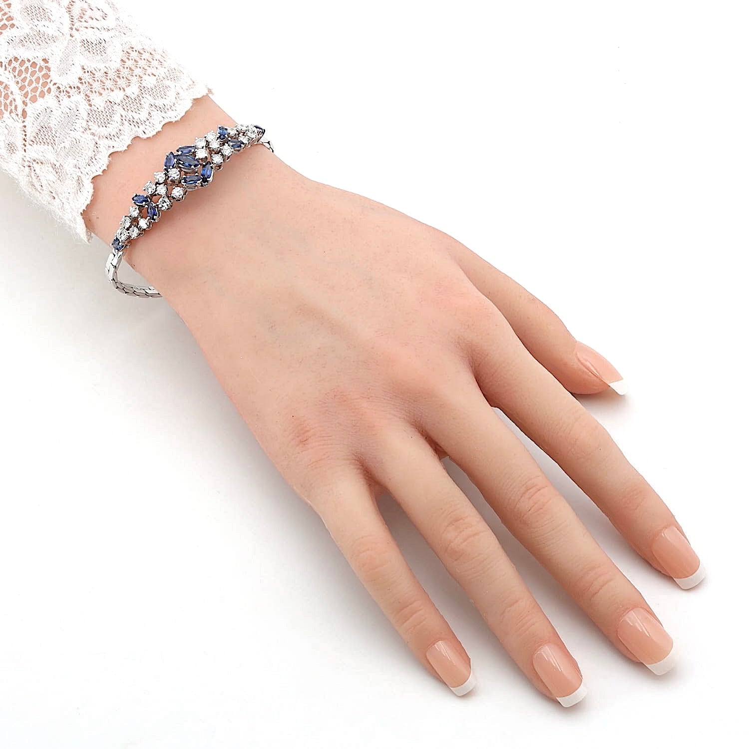 Exklusives Vintage Armband um 1970 in 750er Weißgold mit blauen Saphiren und ca. 2,0 ct Brillanten