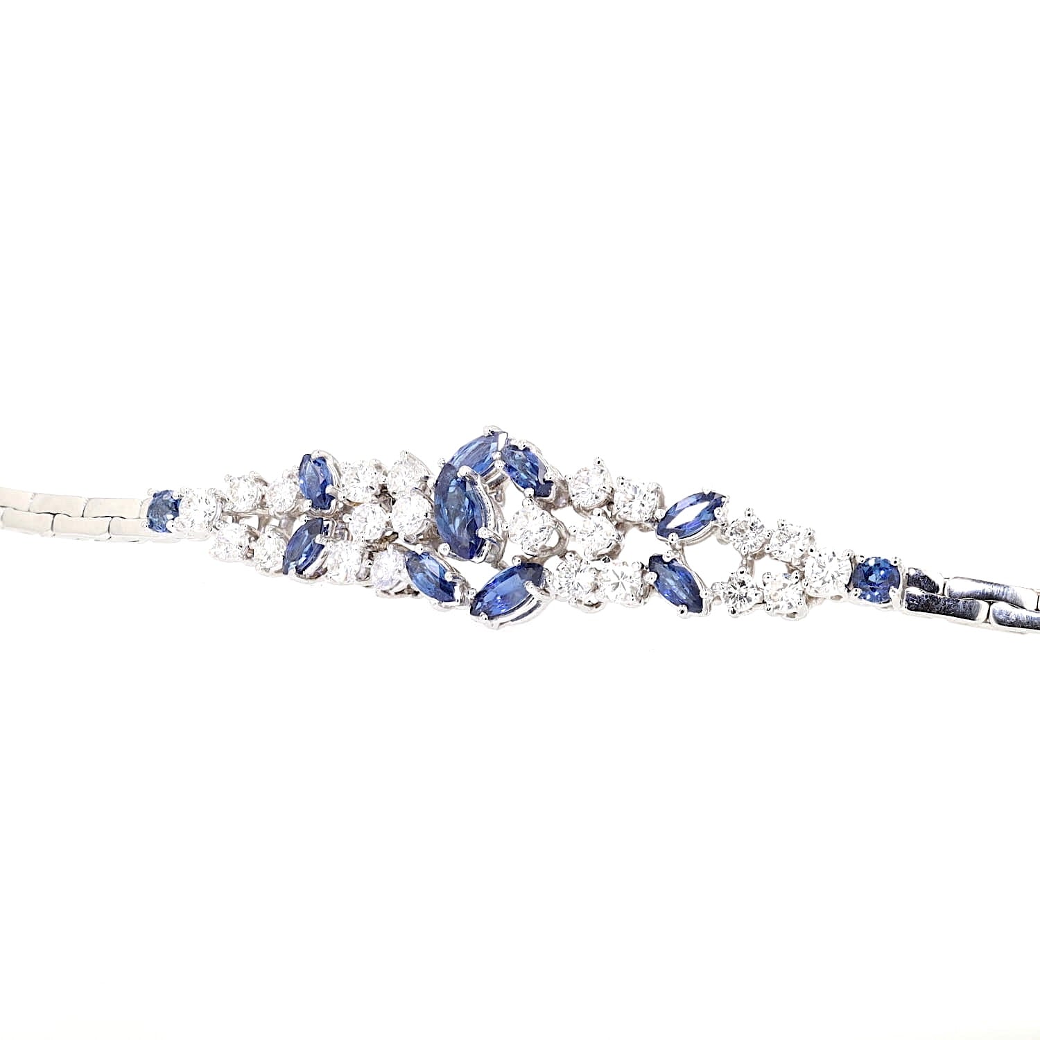 Exklusives Vintage Armband um 1970 in 750er Weißgold mit blauen Saphiren und ca. 2,0 ct Brillanten, Ausschnitt Mittelteil leicht links gedreht