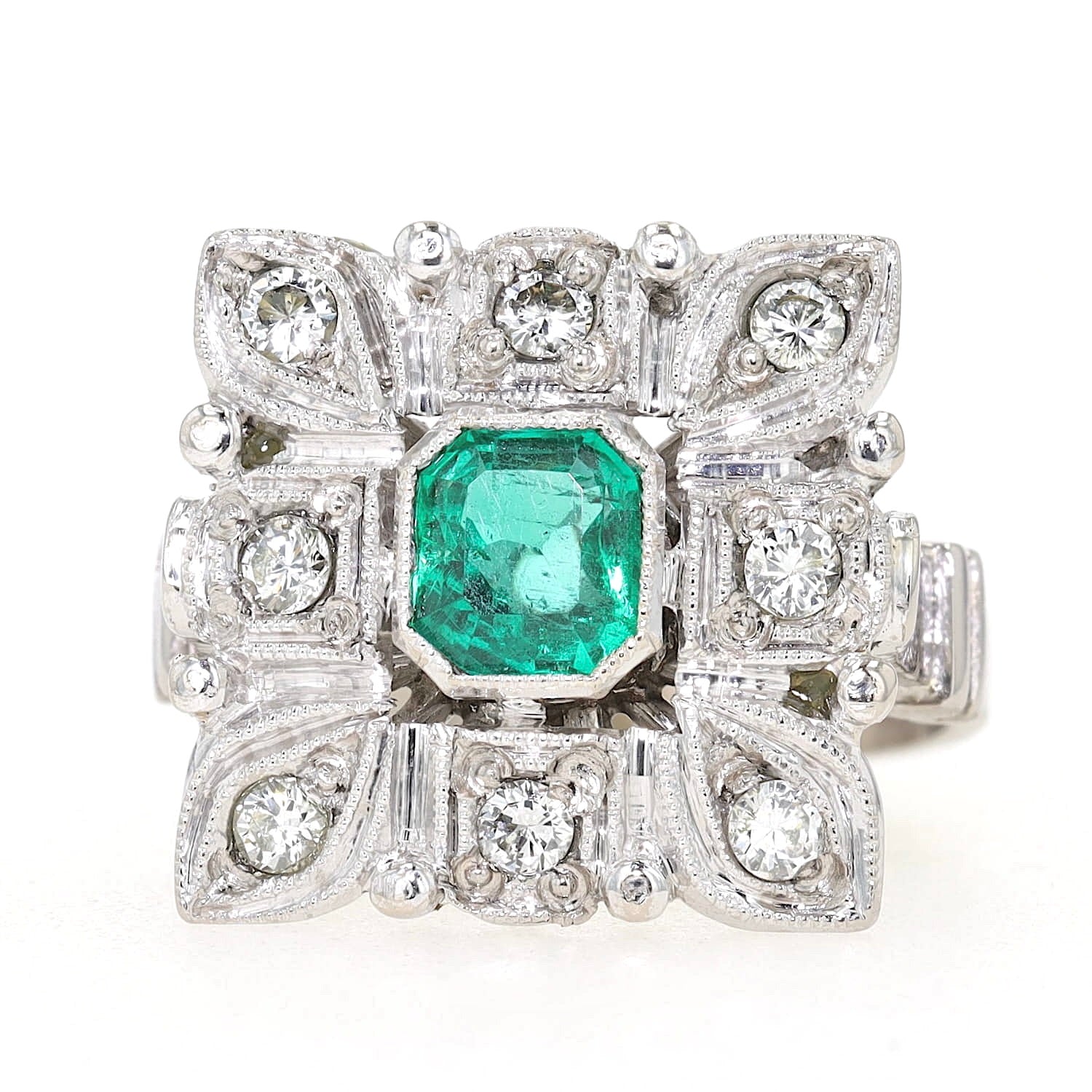 Art Deco Ring in 585er Weißgold mit einem Smaragd und Brillanten, liegend frontal von vorne