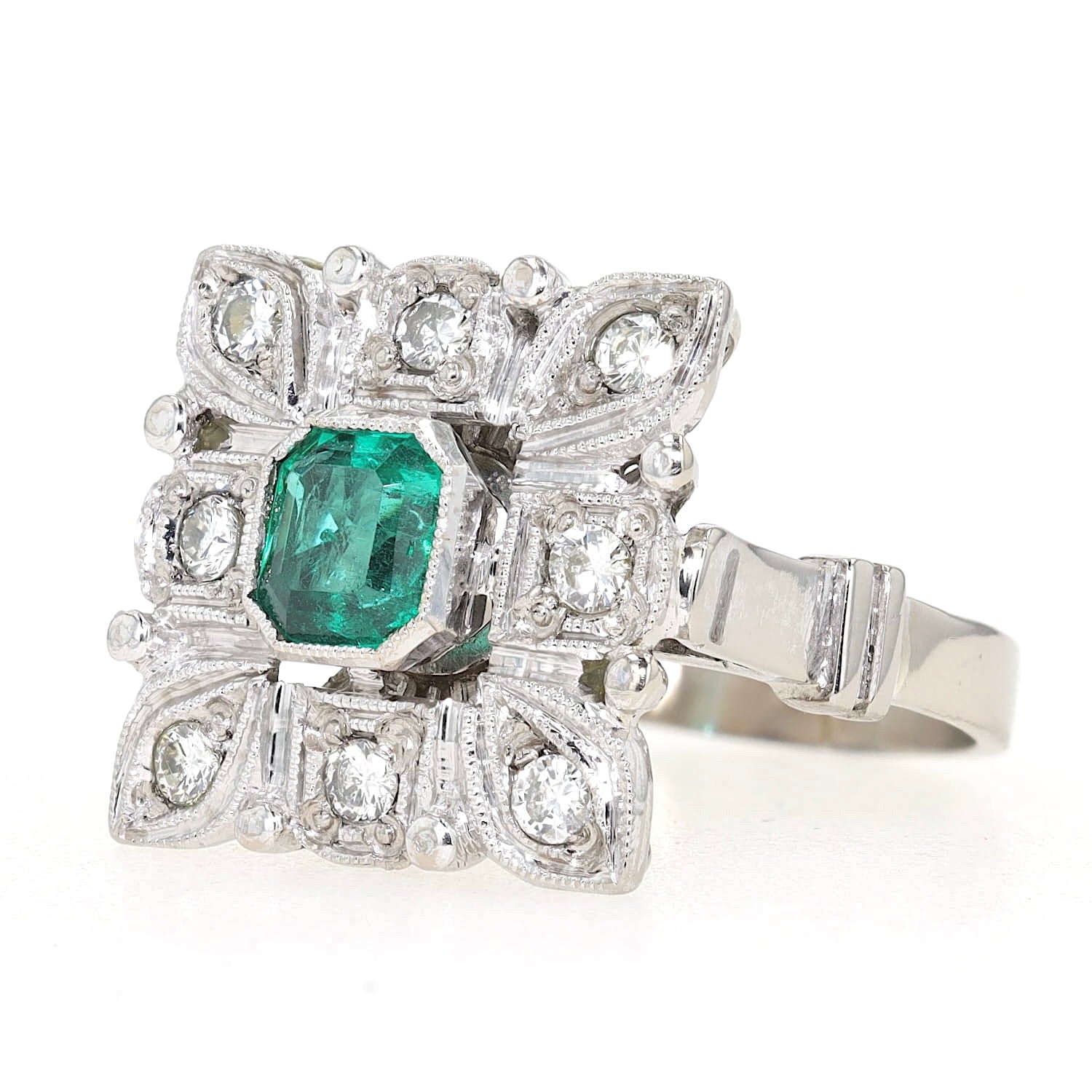 Art Deco Ring in 585er Weißgold mit einem Smaragd und Brillanten, liegend frontal von vorne leicht links gedreht