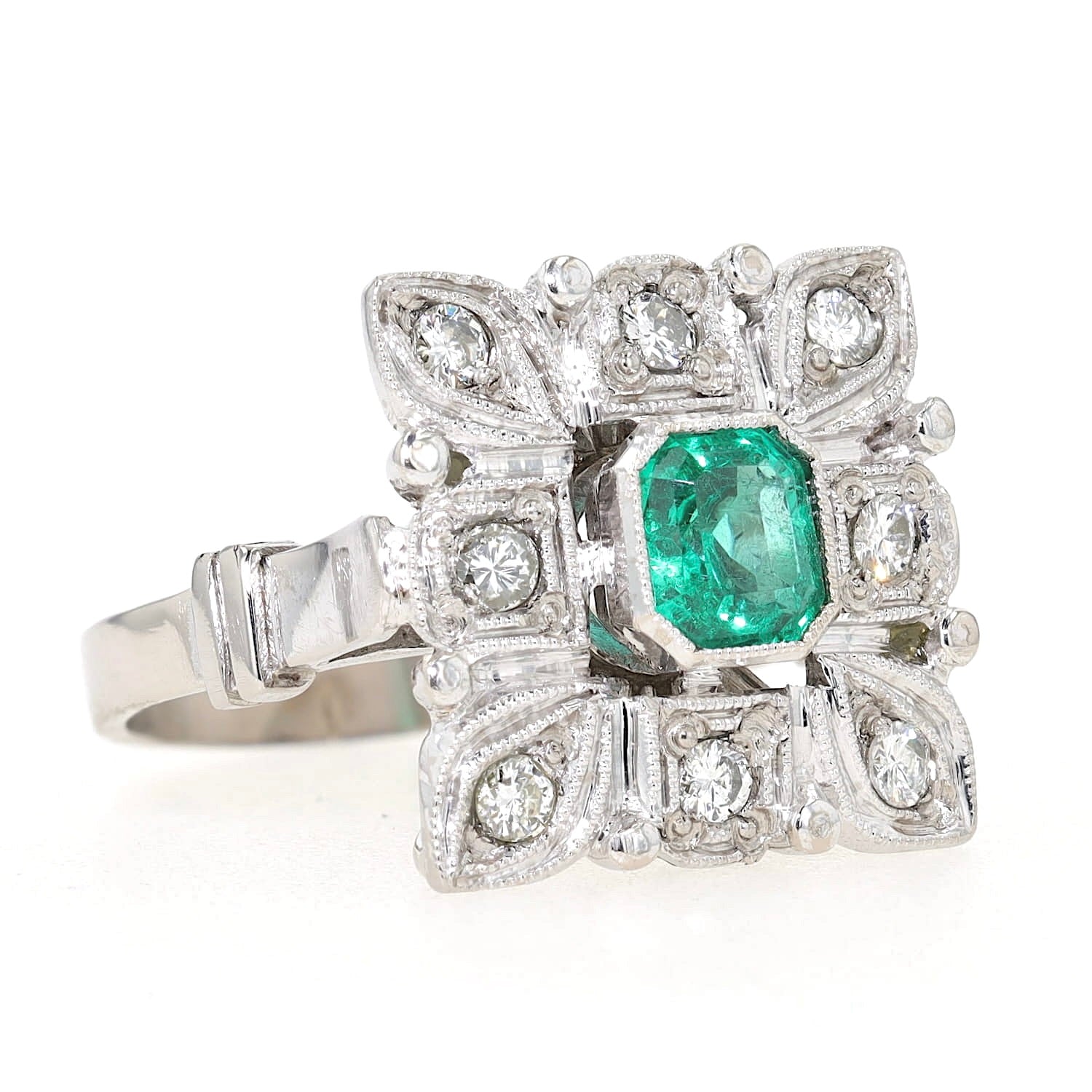 Art Deco Ring in 585er Weißgold mit einem Smaragd und Brillanten,liegend frontal von vorne leicht rechts gedreht