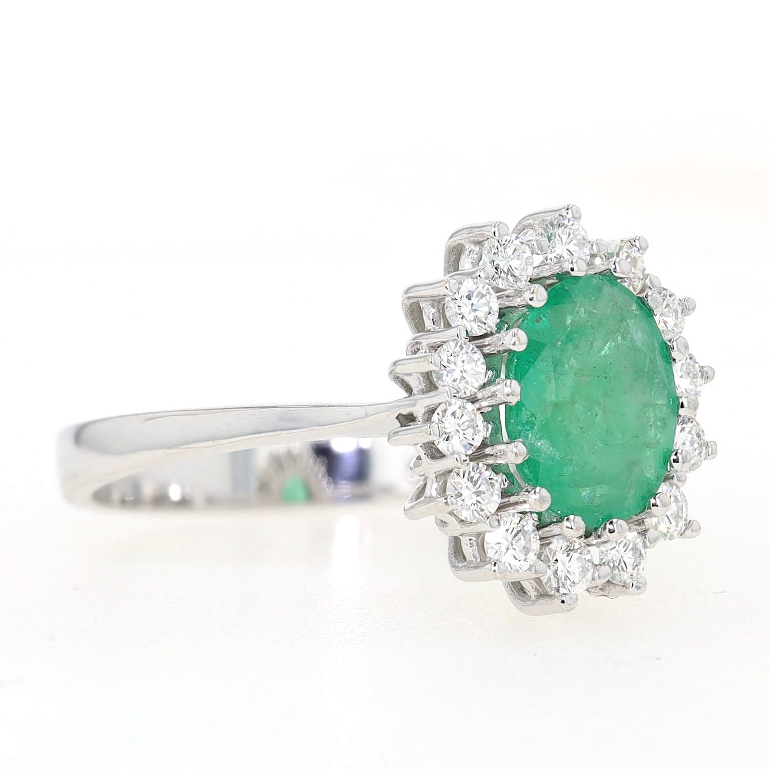 Ring in 585er Weißgold mit einem Smaragd und Brillanten, liegend rechts gedreht