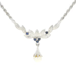 Kette in 835er Silber mit einer Zuchtperle und blauen Saphiren, hängend frontal