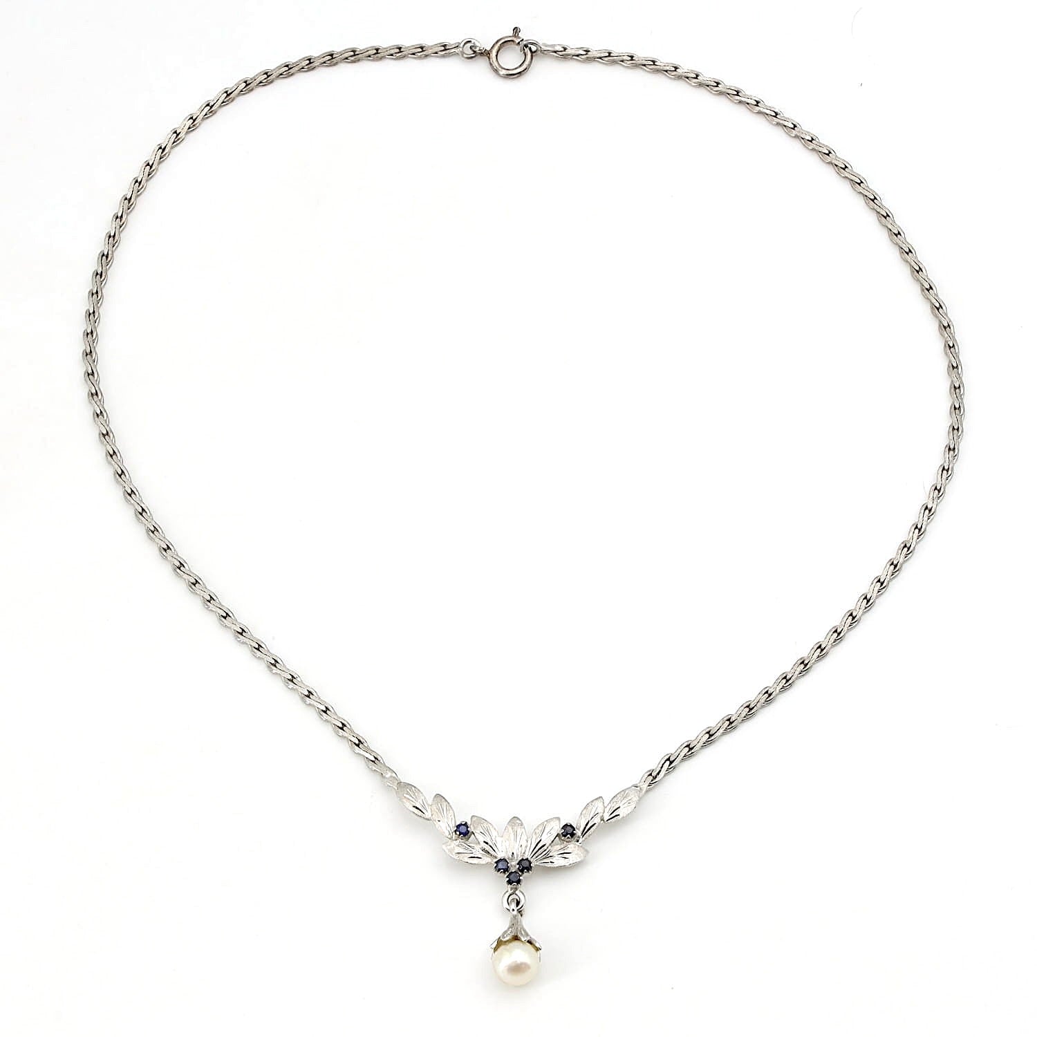 Kette in 835er Silber mit einer Zuchtperle und blauen Saphiren, liegend geschlossen