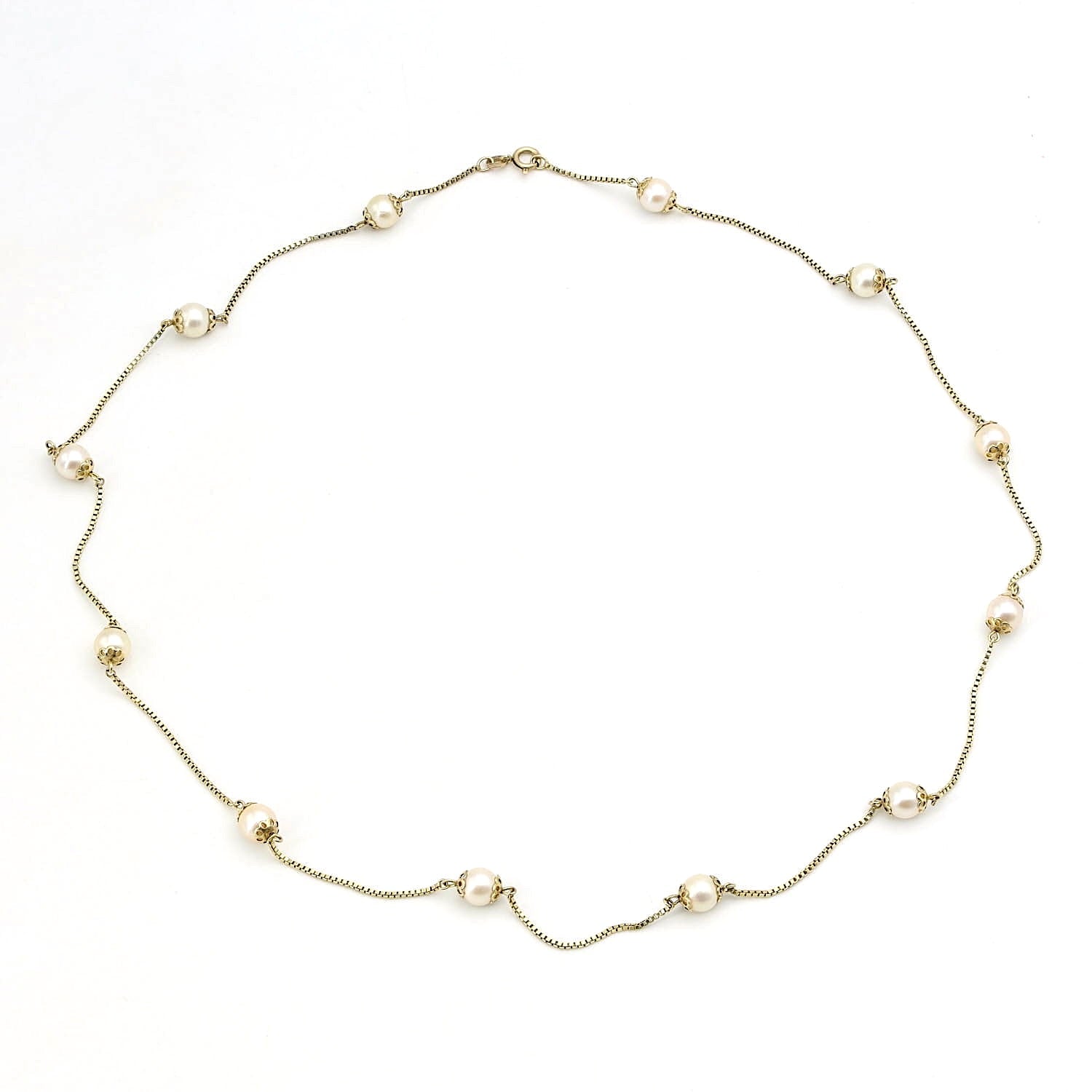 Vintage-Kette aus 333er Gelbgold mit Zuchtperlen, liegend geschlossen