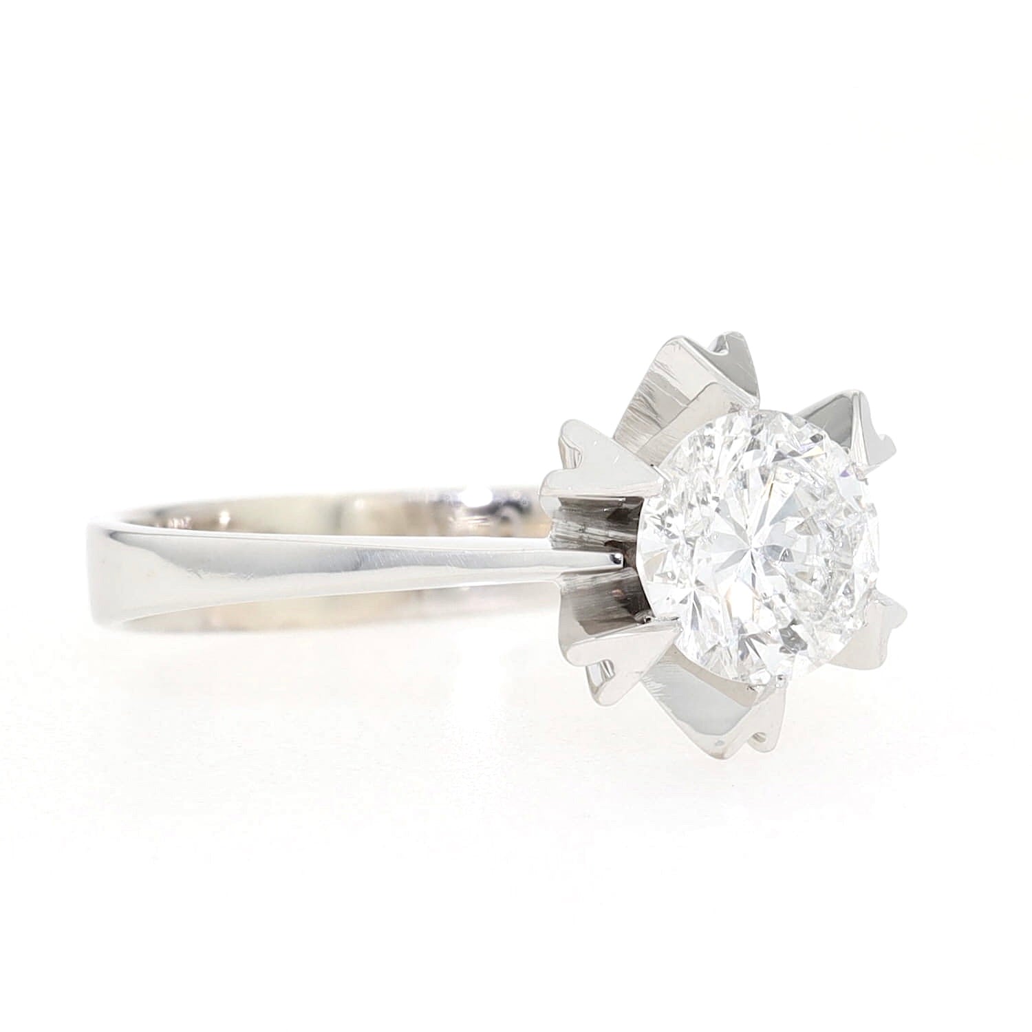 Solitärring in 585er Weißgold mit einem Brillanten, ca. 0,90 ct , liegend rechts gedreht