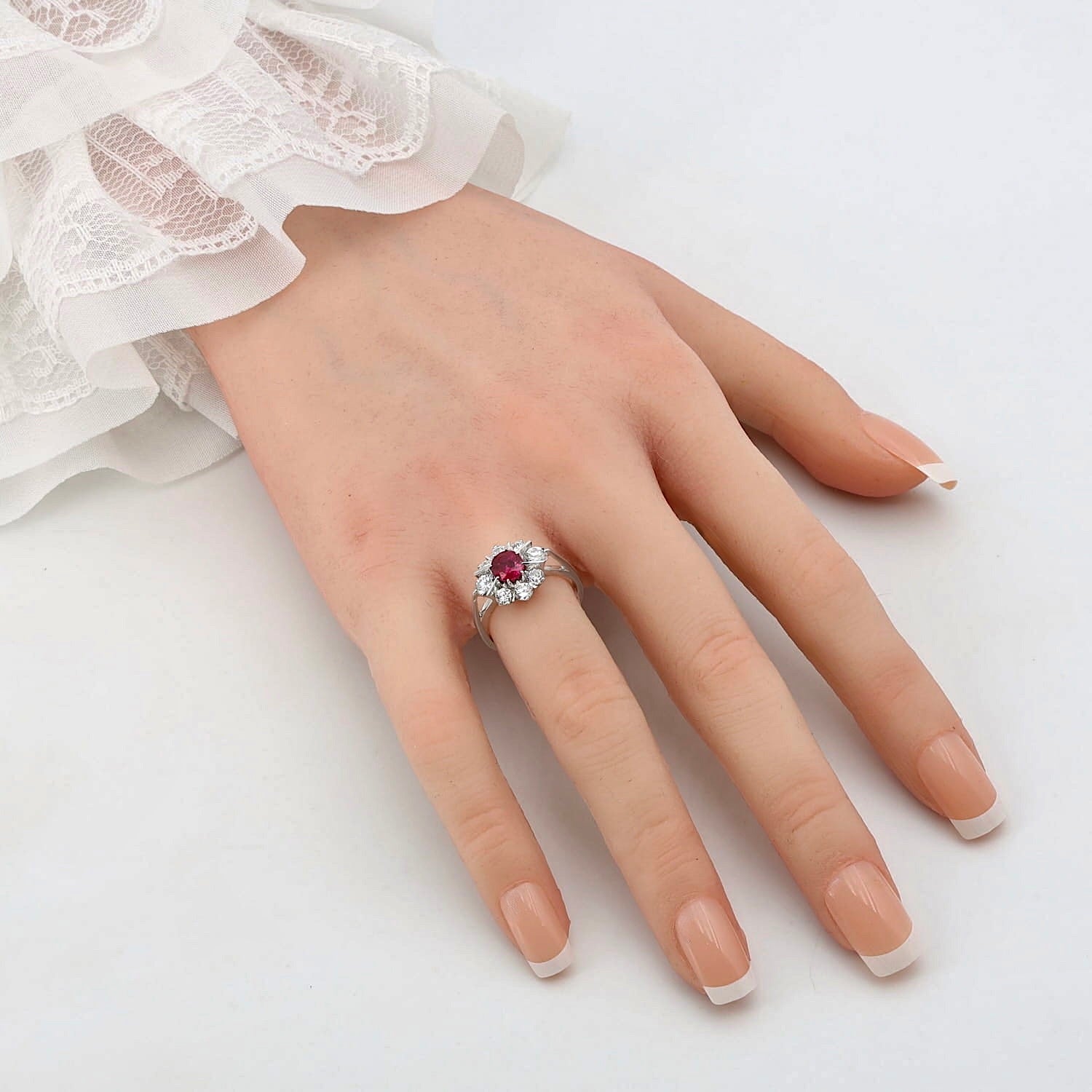 Ring in 750 white gold with a ruby and Brilliants, on an artificial hand