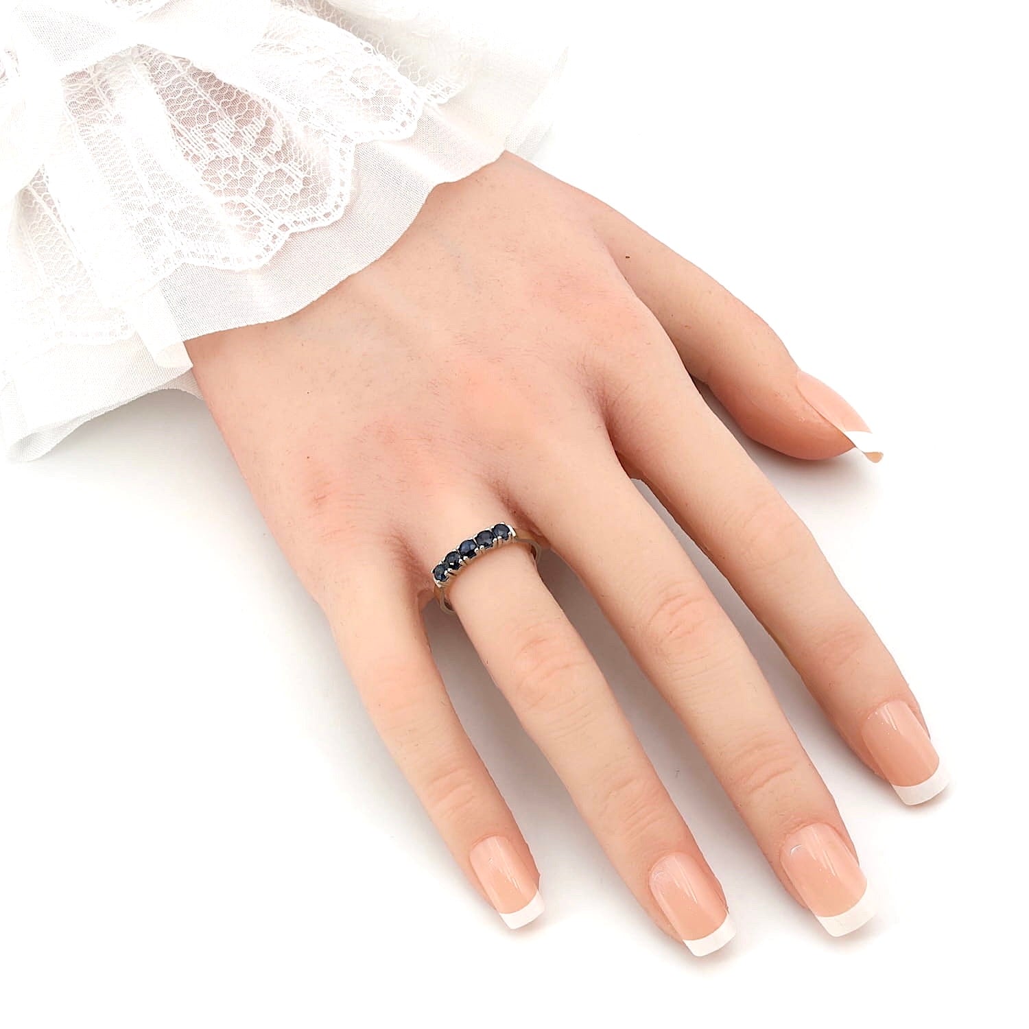Ring in 585er Weißgold mit Saphiren, an einer künstlichen Hand