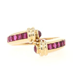 Ring in 750 yellow gold with rubies, lying frontally