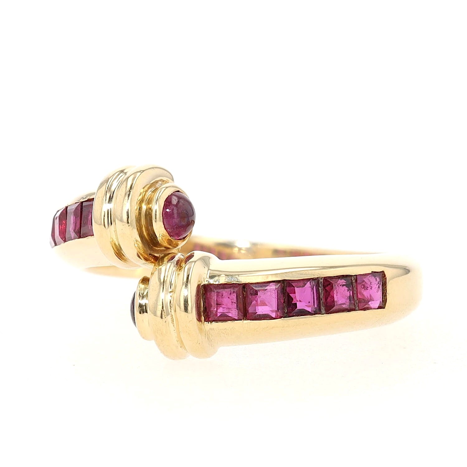 Ring in 750 yellow gold with rubies, turned left