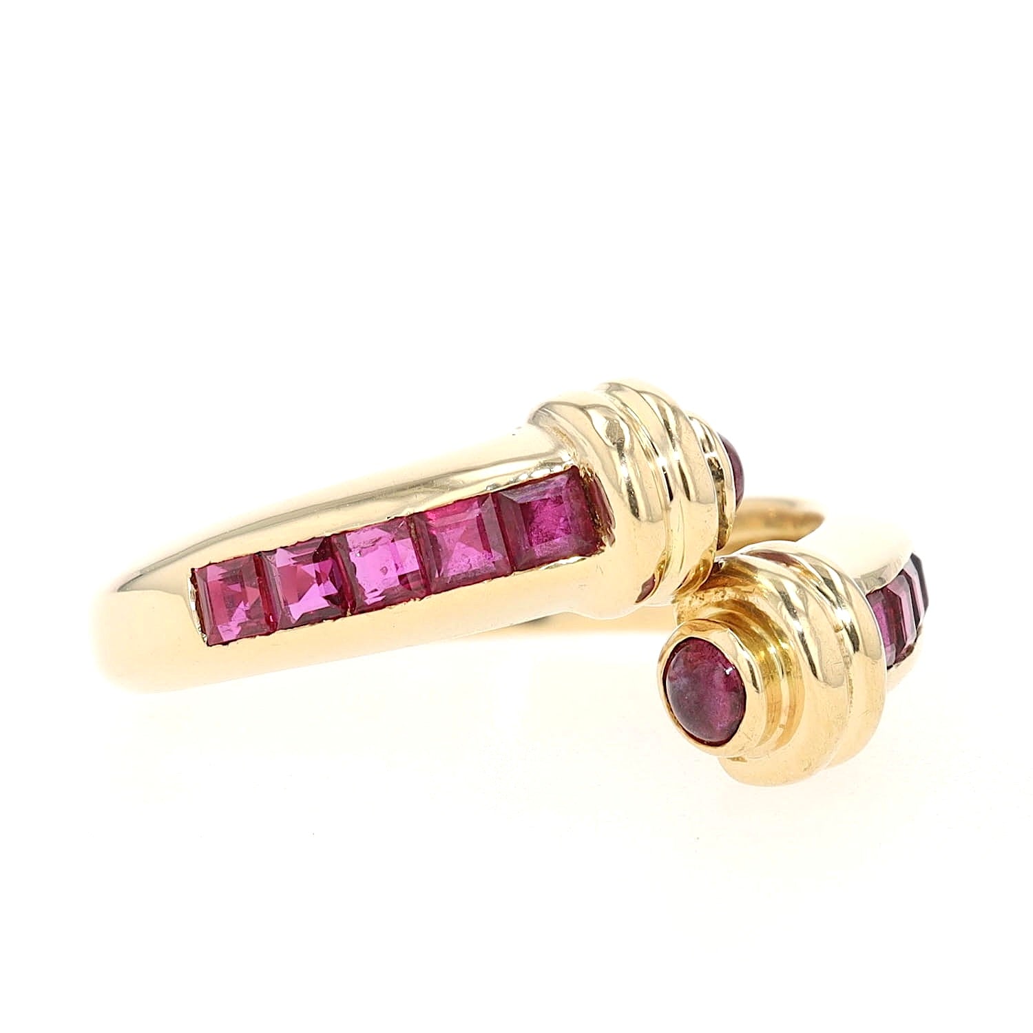Ring in 750 yellow gold with rubies, turned lying on the right